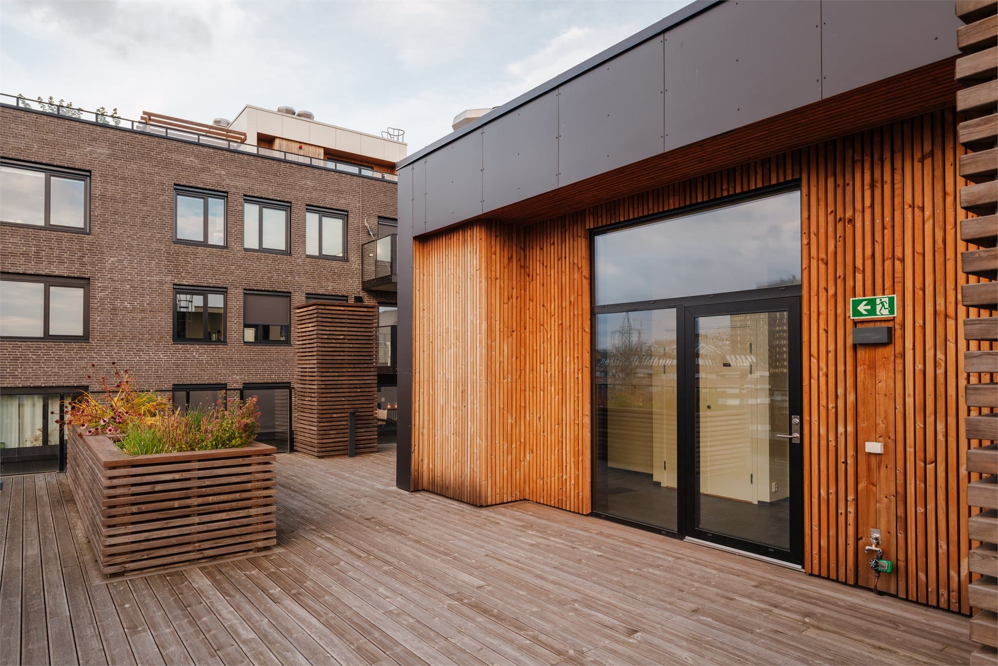 Beboere har tilgang til felles takterrasse.