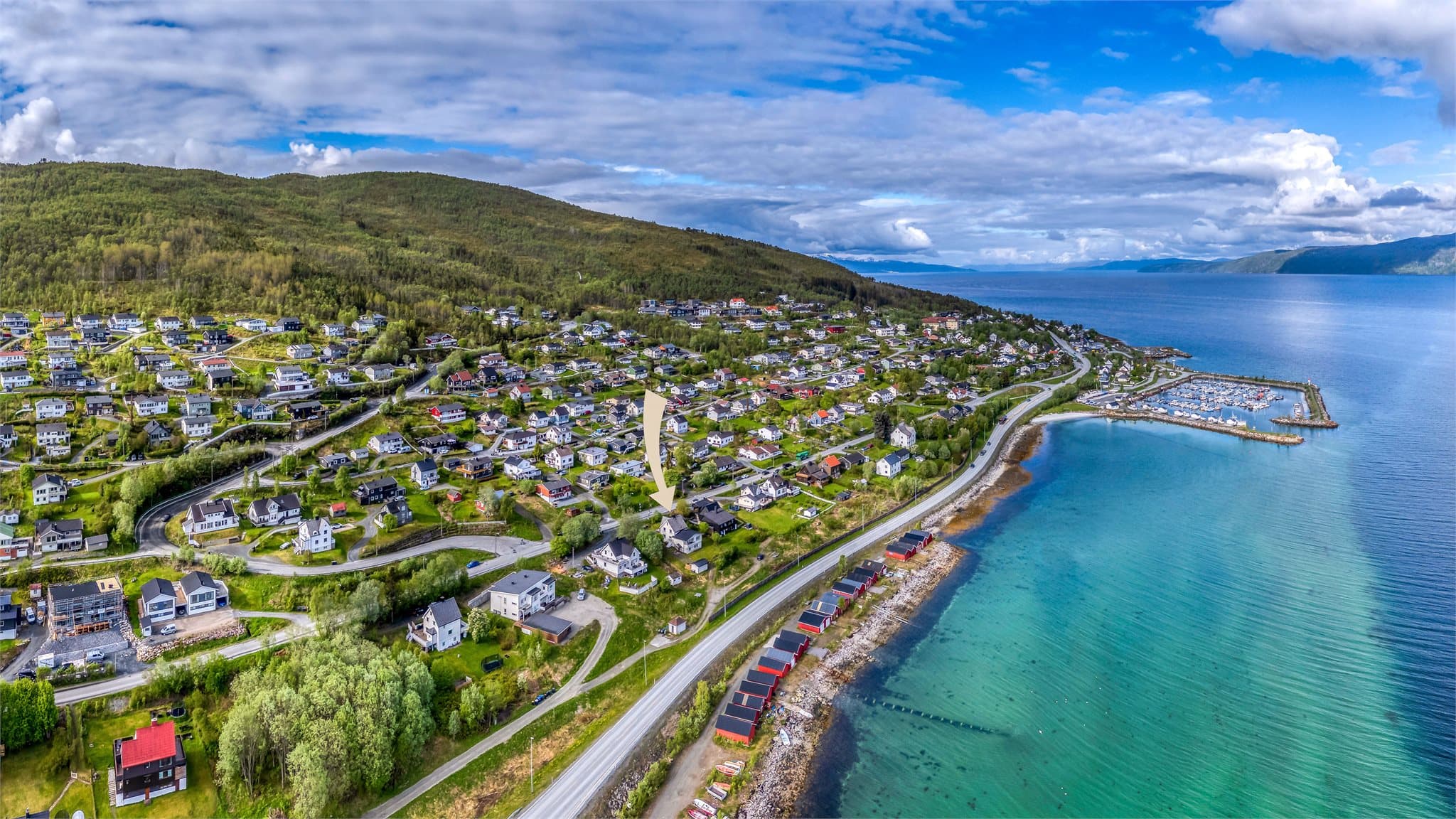 Eiendommen ligger i et etablert og rolig boligområde på Ankenes.