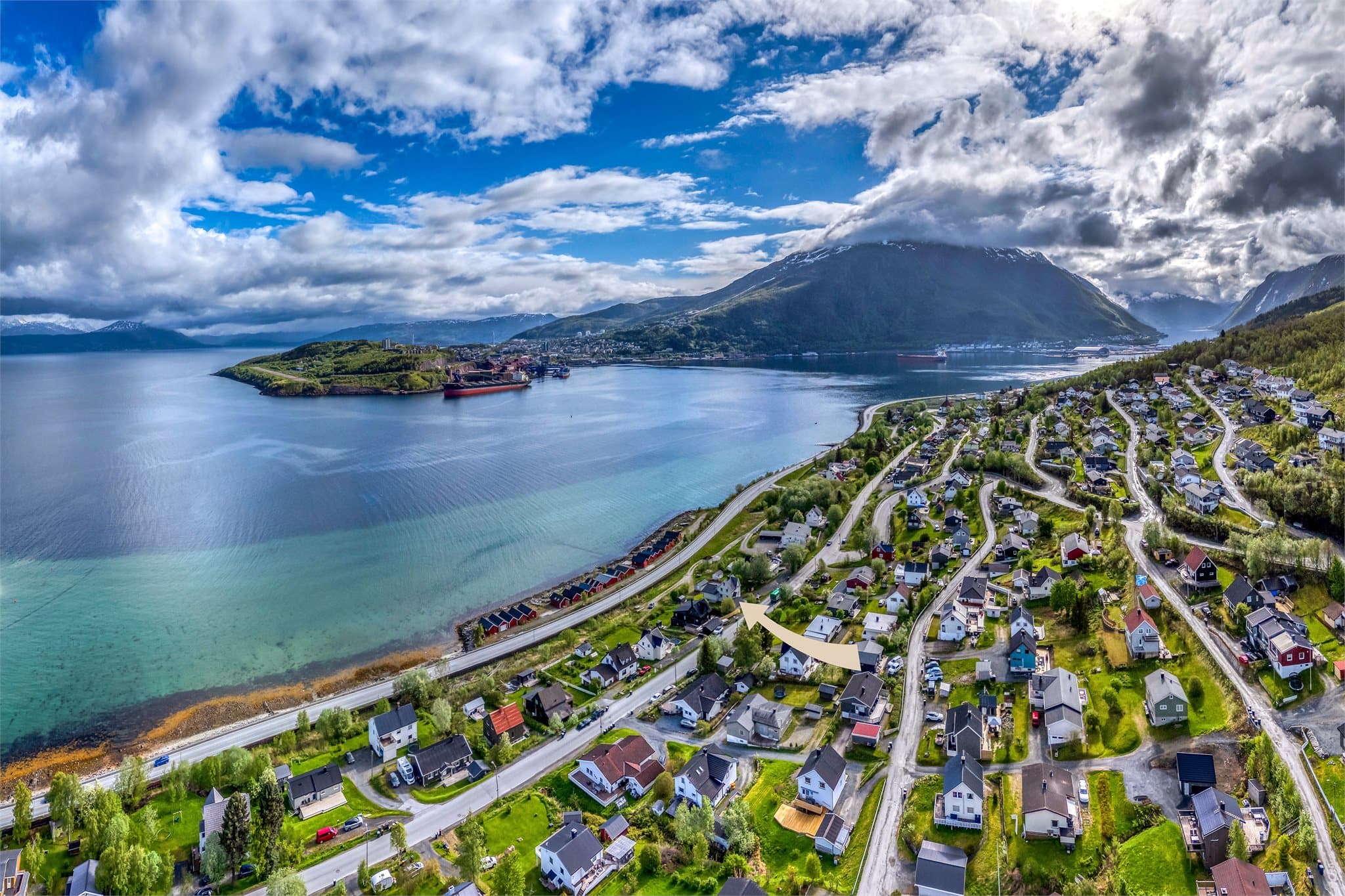 Beliggenhet med umiddelbar nærhet til sjøen.
