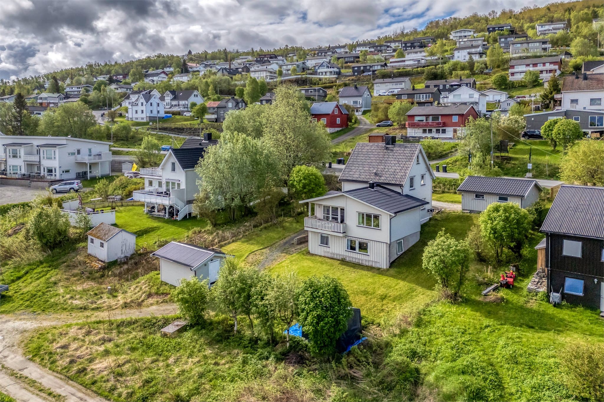 En stor, lett skrående tomt gir gode muligheter for hage og uteaktiviteter.