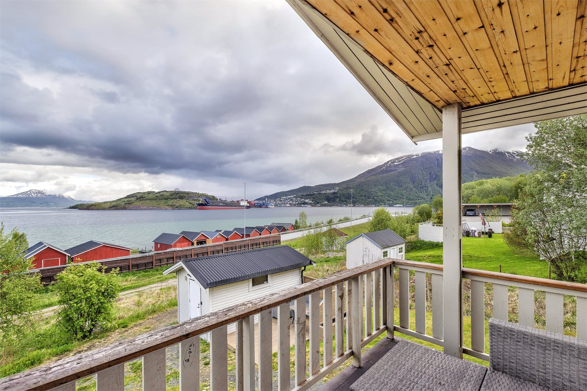 Fra stuen er det utgang til en overbygd balkong med plass til en sittegruppe.