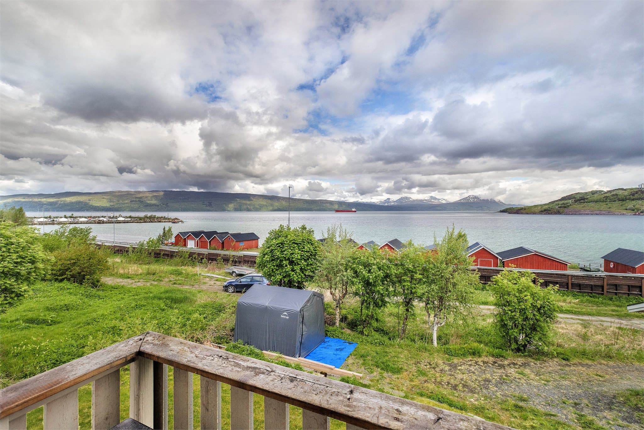 Herfra kan man nyte utsikten over nærområdet og fjorden.