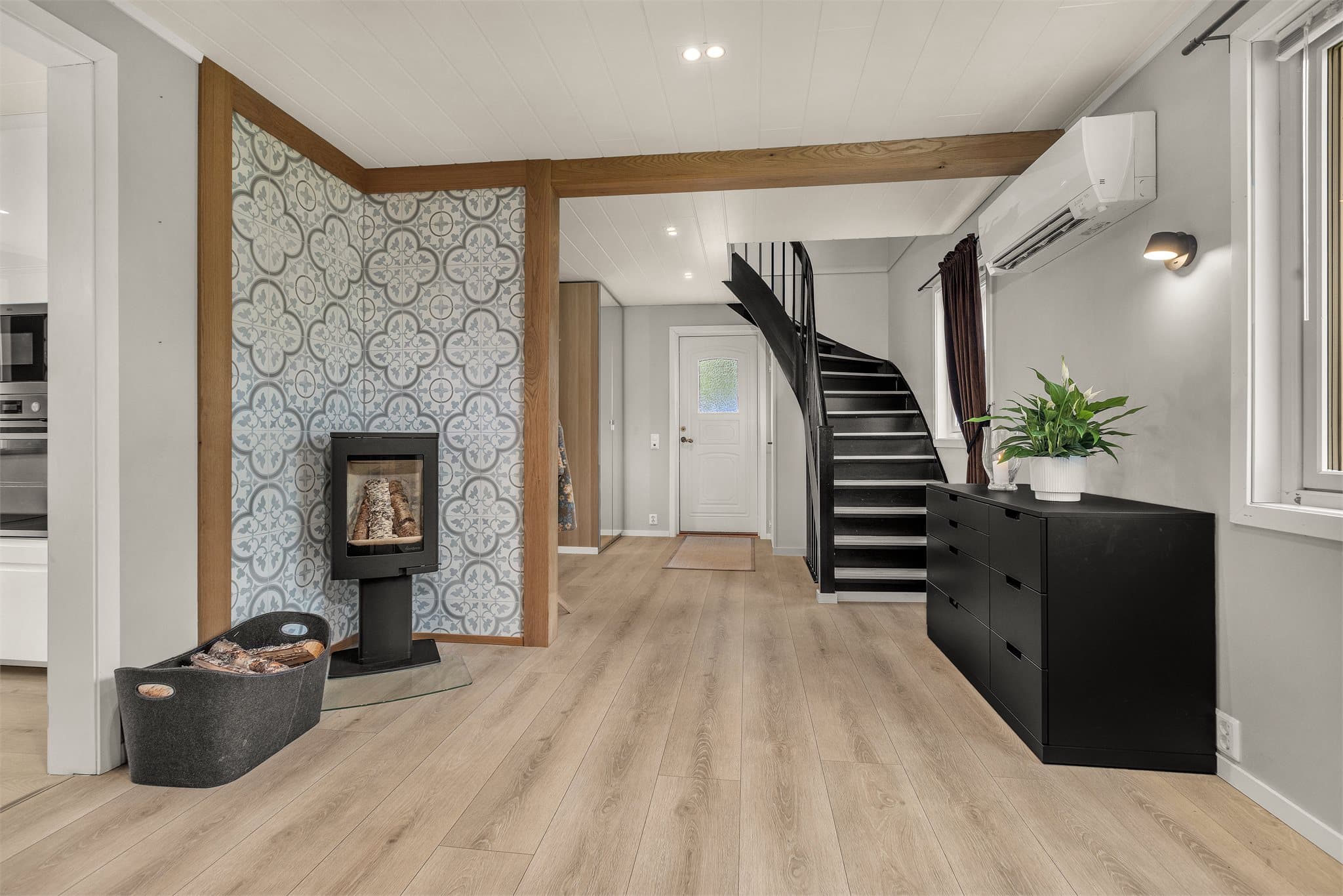 En vedovn i hallen gir ekstra varme og hygge.