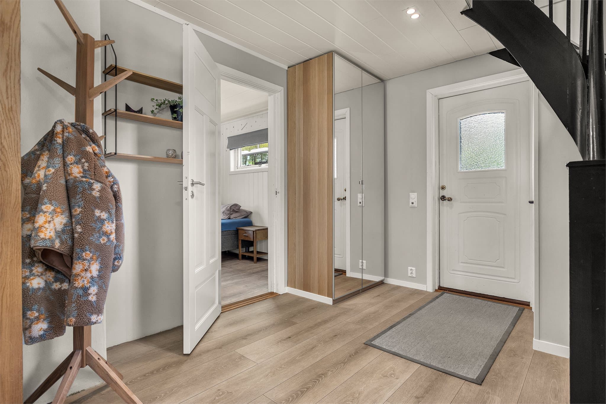 Entréen har plass til garderobeløsning og gir tilgang til et av boligens soverom.