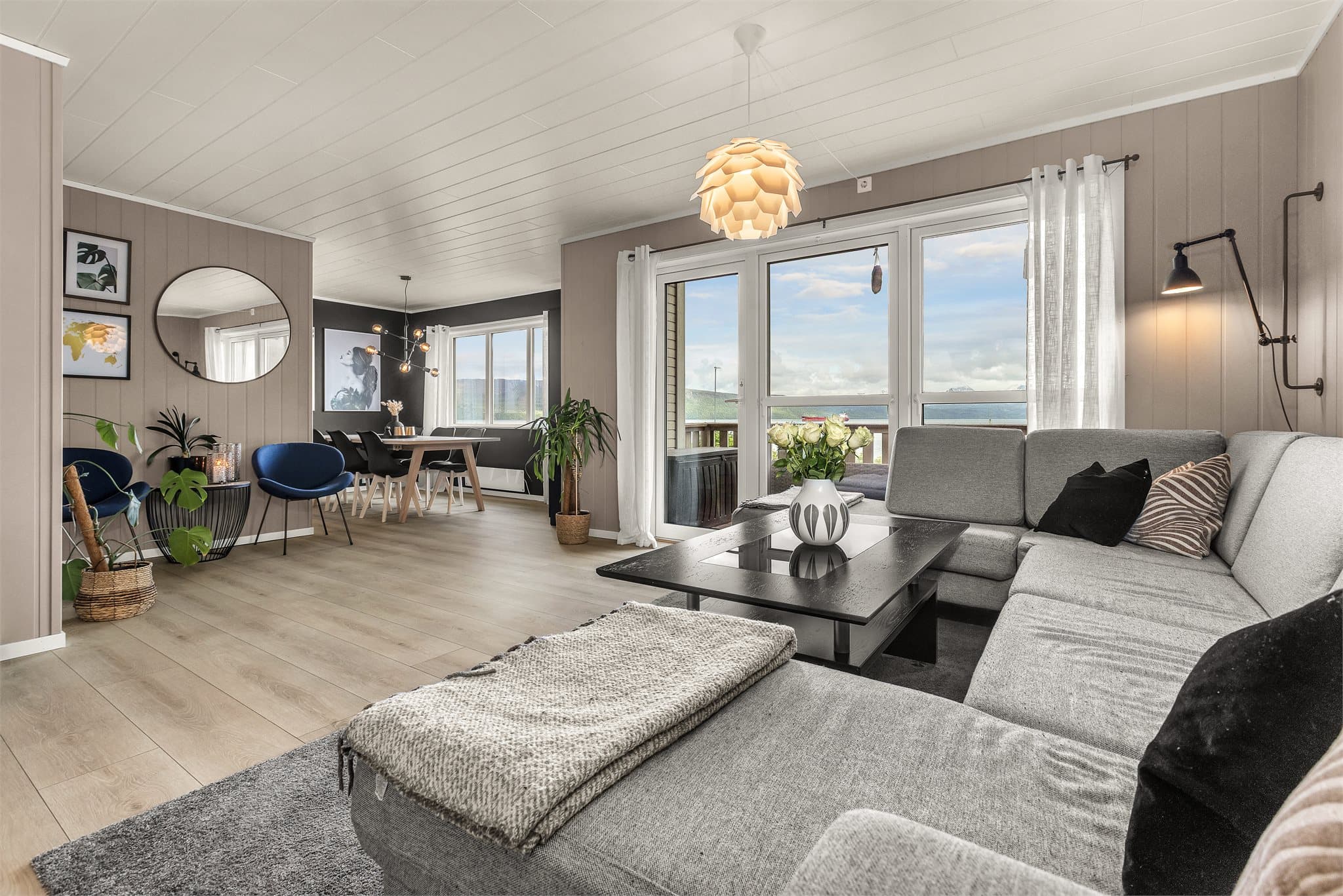 Stuen i første etasje har plass til en romslig sofagruppe og har direkte utgang til balkongen.