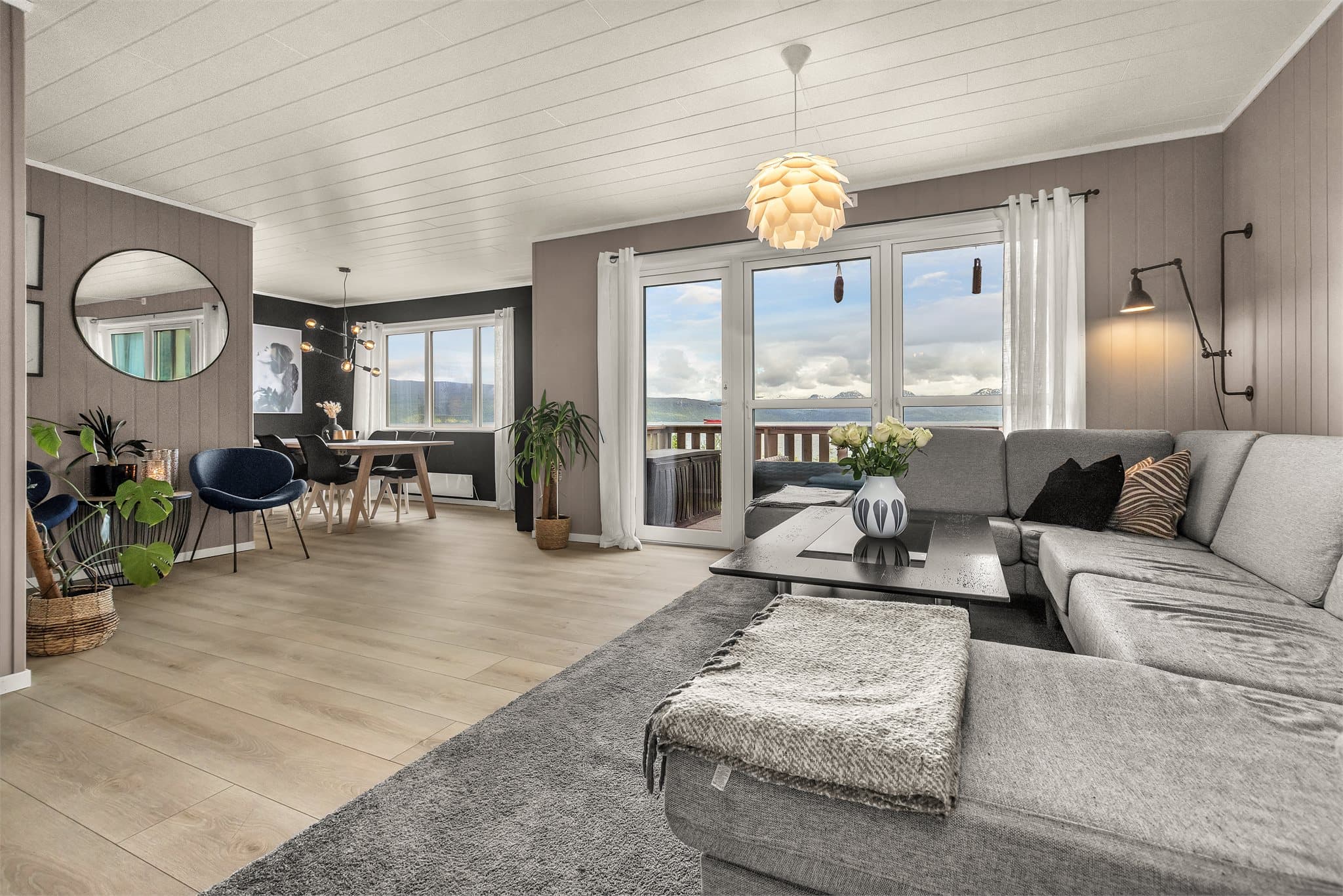 Planløsningen gir rom for flere møbleringssoner, med plass til både sofagruppe og lesekrok.