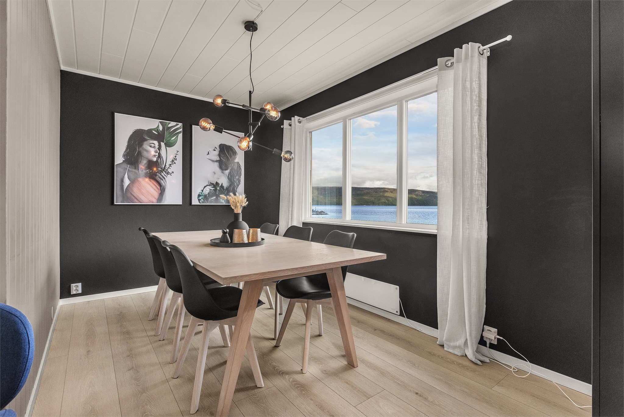 Spisestuen har plass til et stort spisebord for hyggelige sammenkomster.