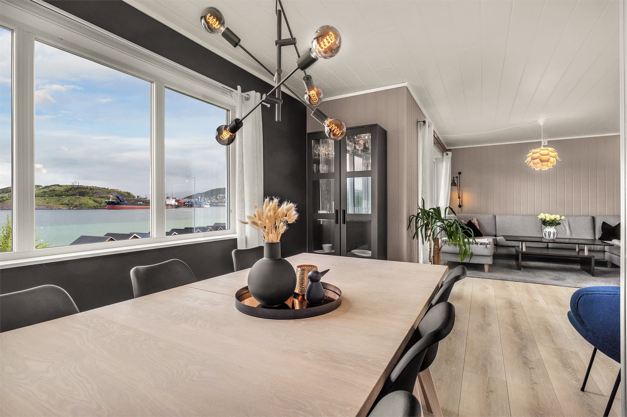 Fra spisestuen er det åpen siktlinje gjennom stuen og ut mot balkongen.