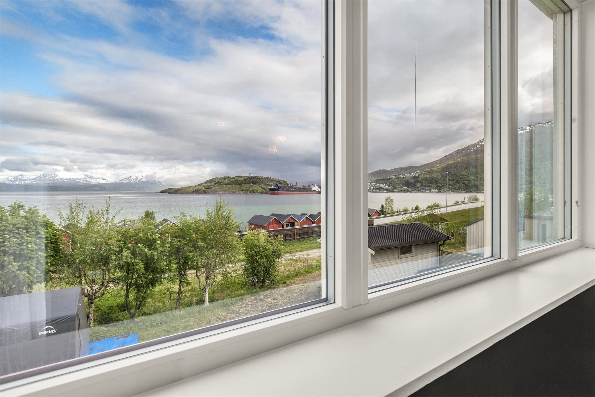 Fra stuevinduene er det vidstrakt utsikt over fjorden og landskapet rundt.