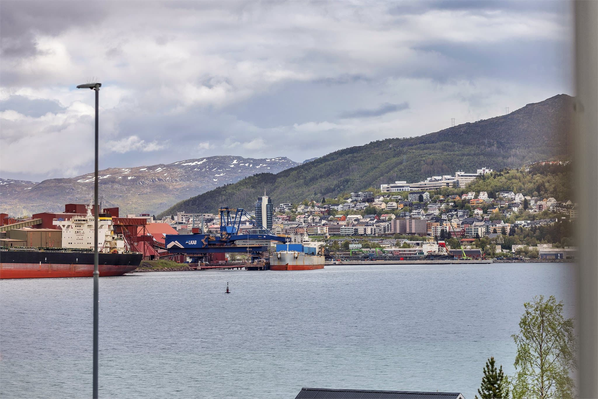 Fra boligen ser man over til Narvik sentrum og havna.