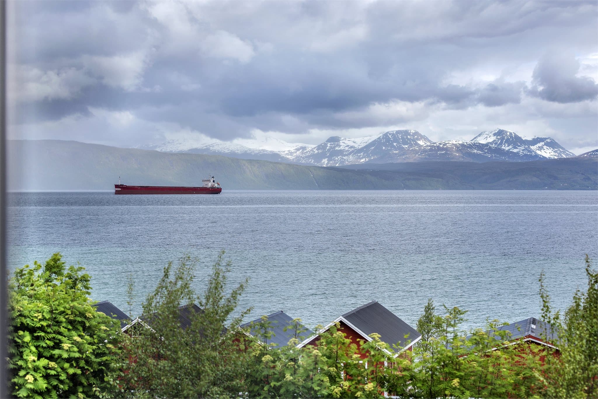 Nyt synet av skipstrafikken, fjorden og fjellene rundt fra egen stue.