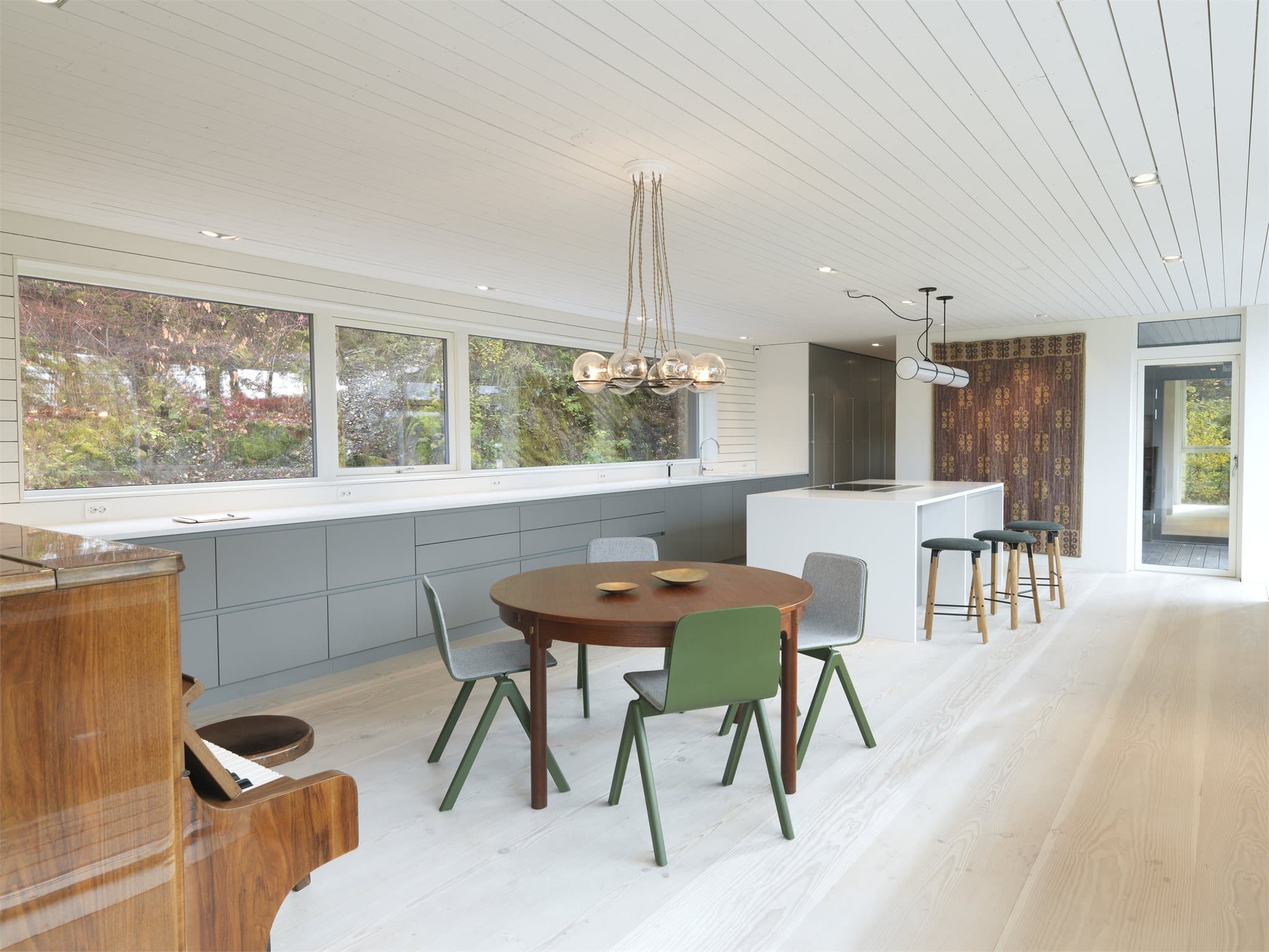 - Heltre, hvitoljet furuplank på gulv -