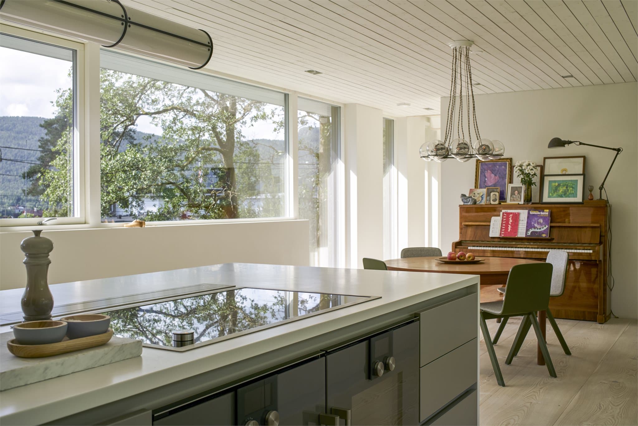 - Integrert induksjonstopp, to stekeovner, to oppvaskmaskiner, kjøleskap og fryseskap til glede for ny eier -