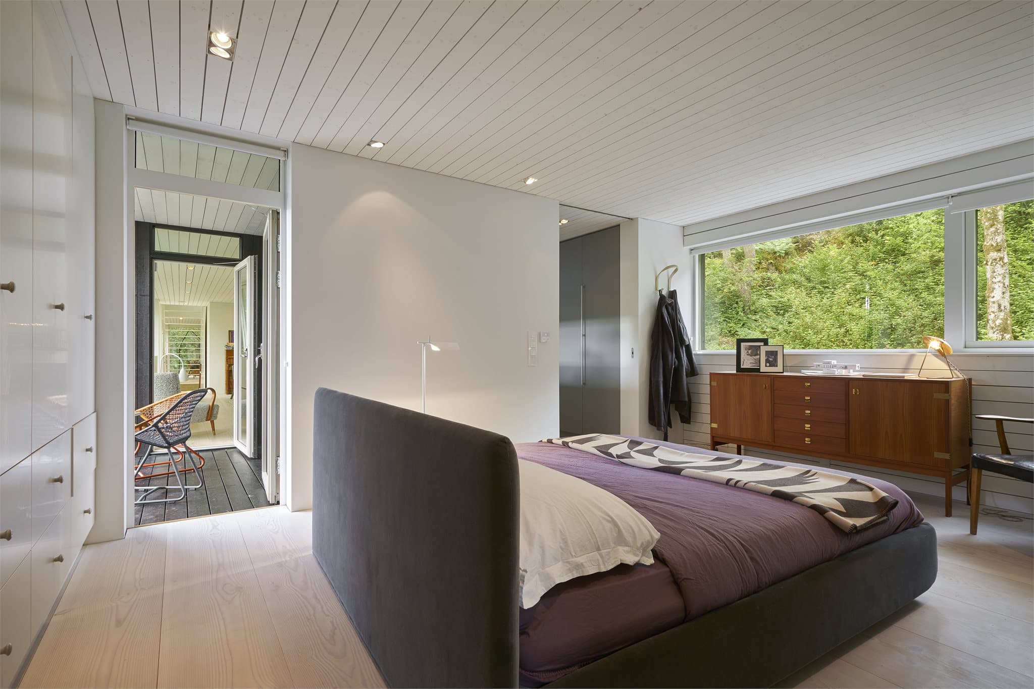 - Godt med plass til dobbeltseng i ønsket størrelse og tilhørende møblement -