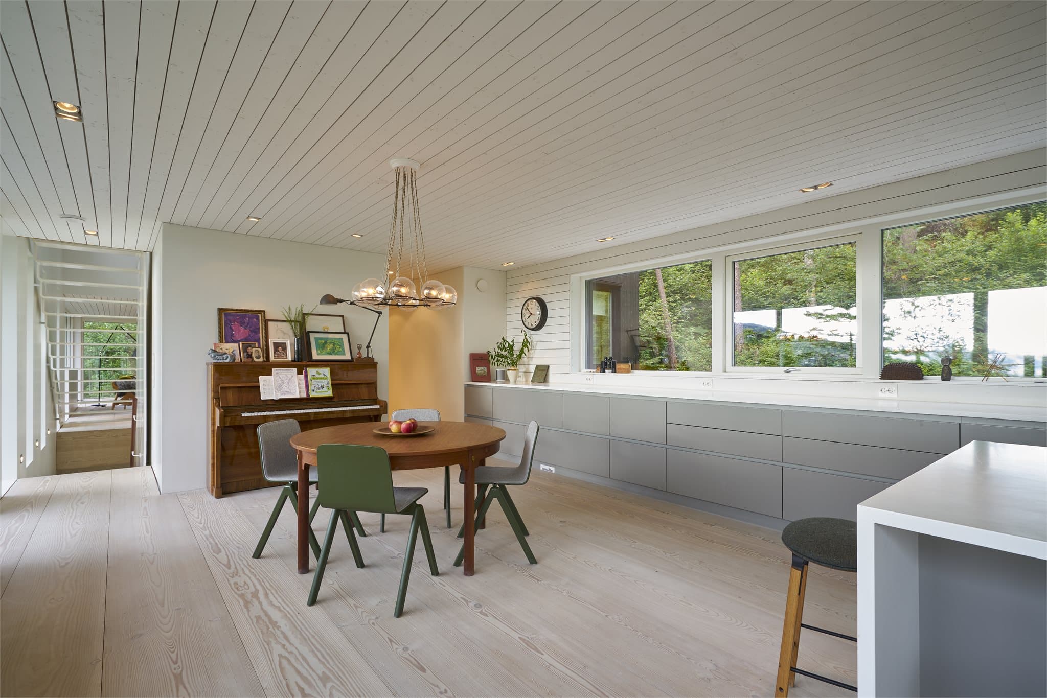 - Godt med skap- og benkplass gjør matlagningen til en drøm! -