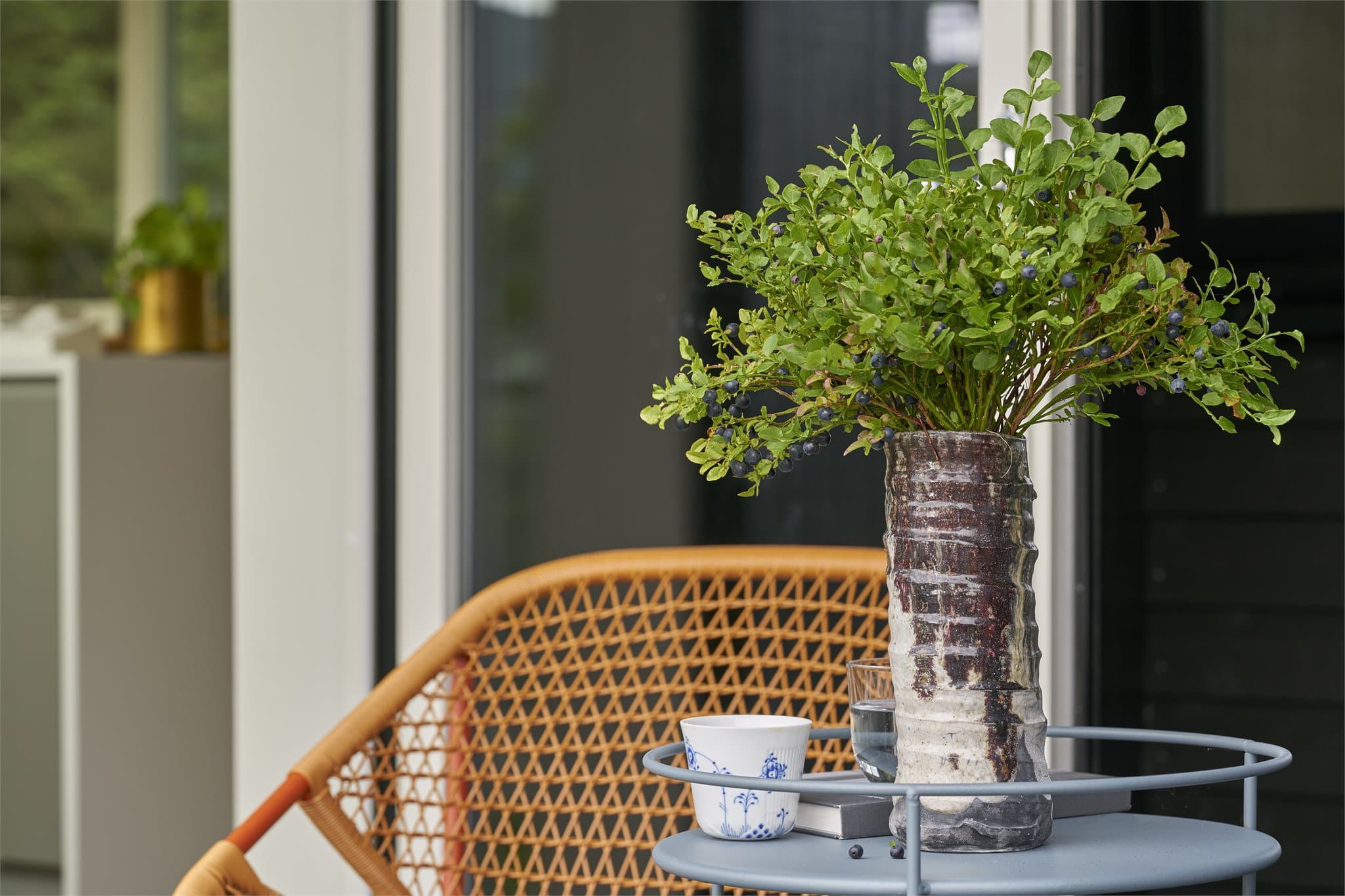 - Fra stuen er det direkte adkomst til en av boligens herlige terrasser -