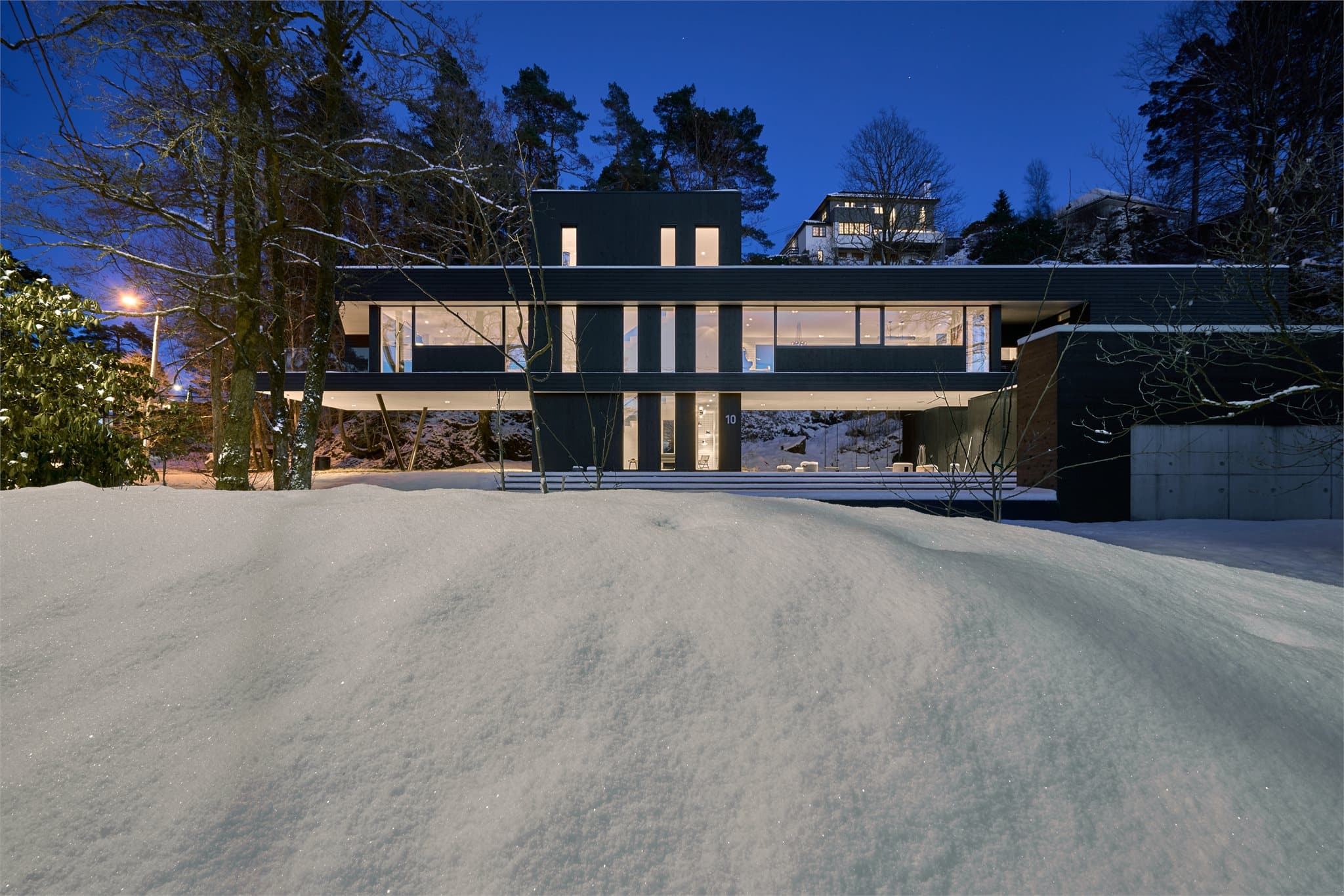 - huset er bygget i samsvar med stedets natur og Bergens værmønstre -