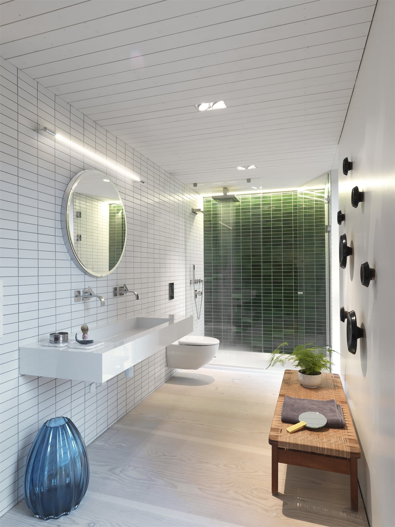 - Ett av hele tre bad. Parkett på gulv, keramiske fliser på vegger og malt panel i himling -