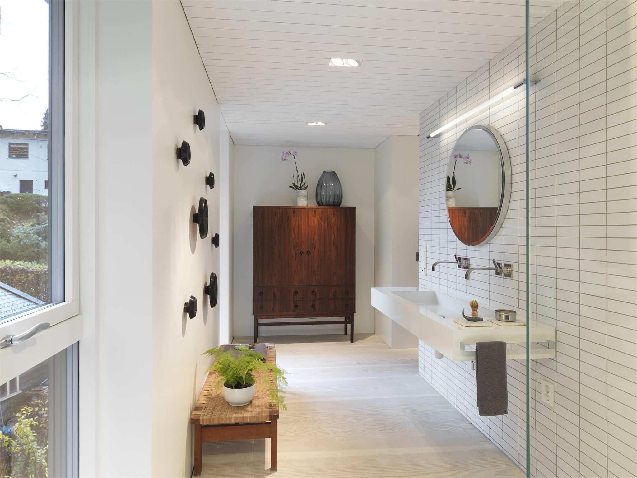 - Innredet med heldekkende designerservant , toalett og dusjnisje i herdet glass -