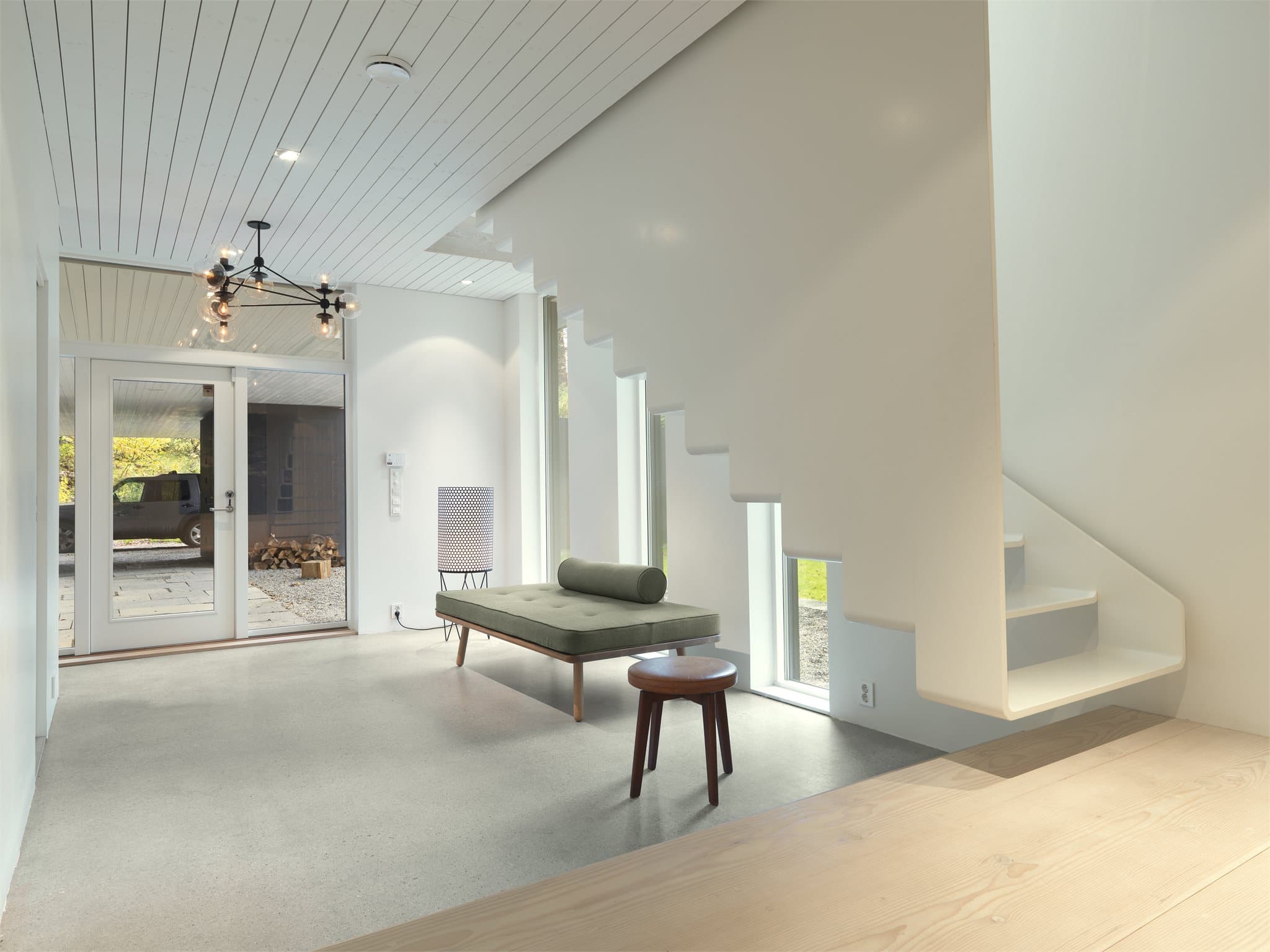 - Du blir ønsket velkommen hjem til en lys og innbydende entré med en takhøyde på hele 2,75m -