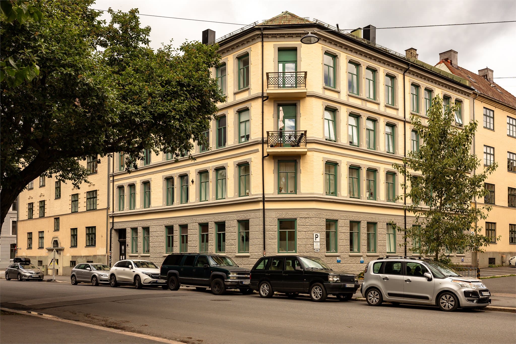 Boligen ligger i et attraktivt boligområde på Torshov, med kort gangavstand til kaféer, et variert servicetilbud og god offentlig kommunikasjon. Selv om området er meget sentralt, er det likevel rolig.