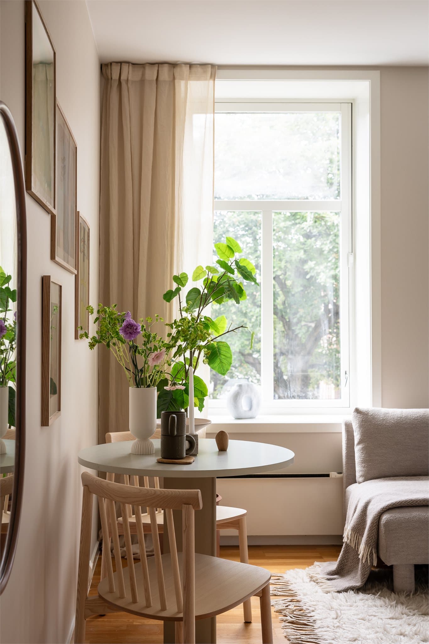 God takhøyden og de dype karmene gir leiligheten en luftig og god følelse.