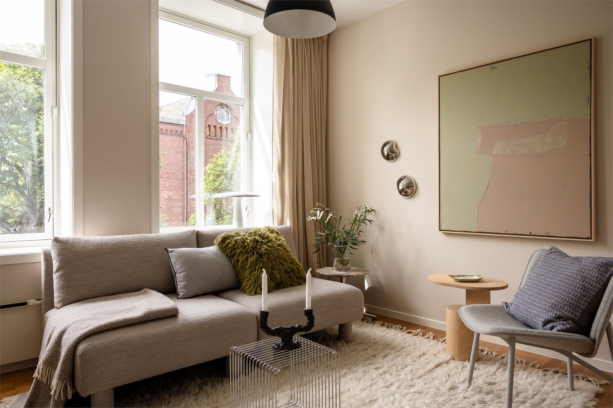 Boligen har fine og naturlige soner for innredning.