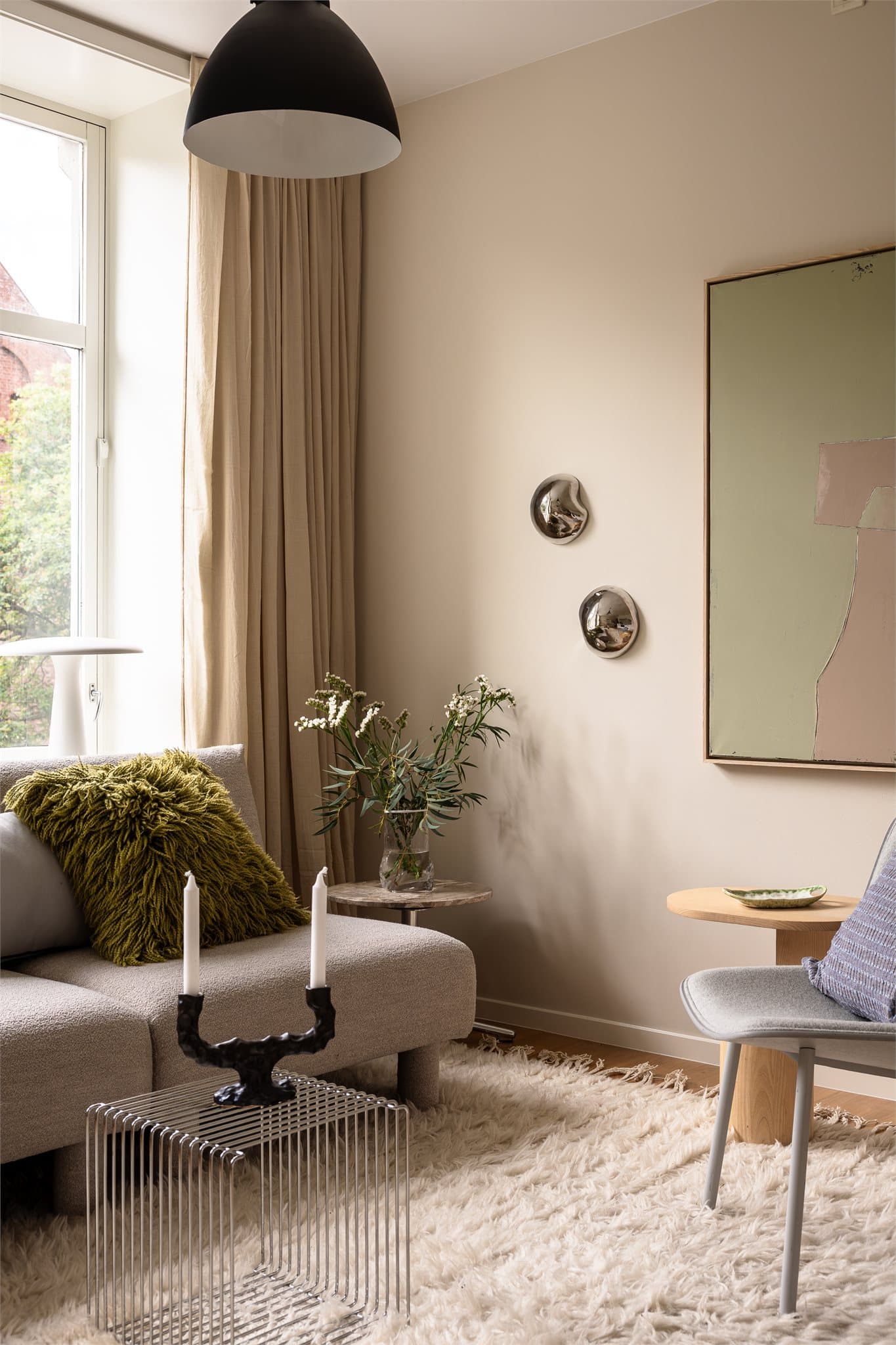 Dette er en lys og fin 3-roms med god takhøyde, store vindusflater og masse naturlig lys.