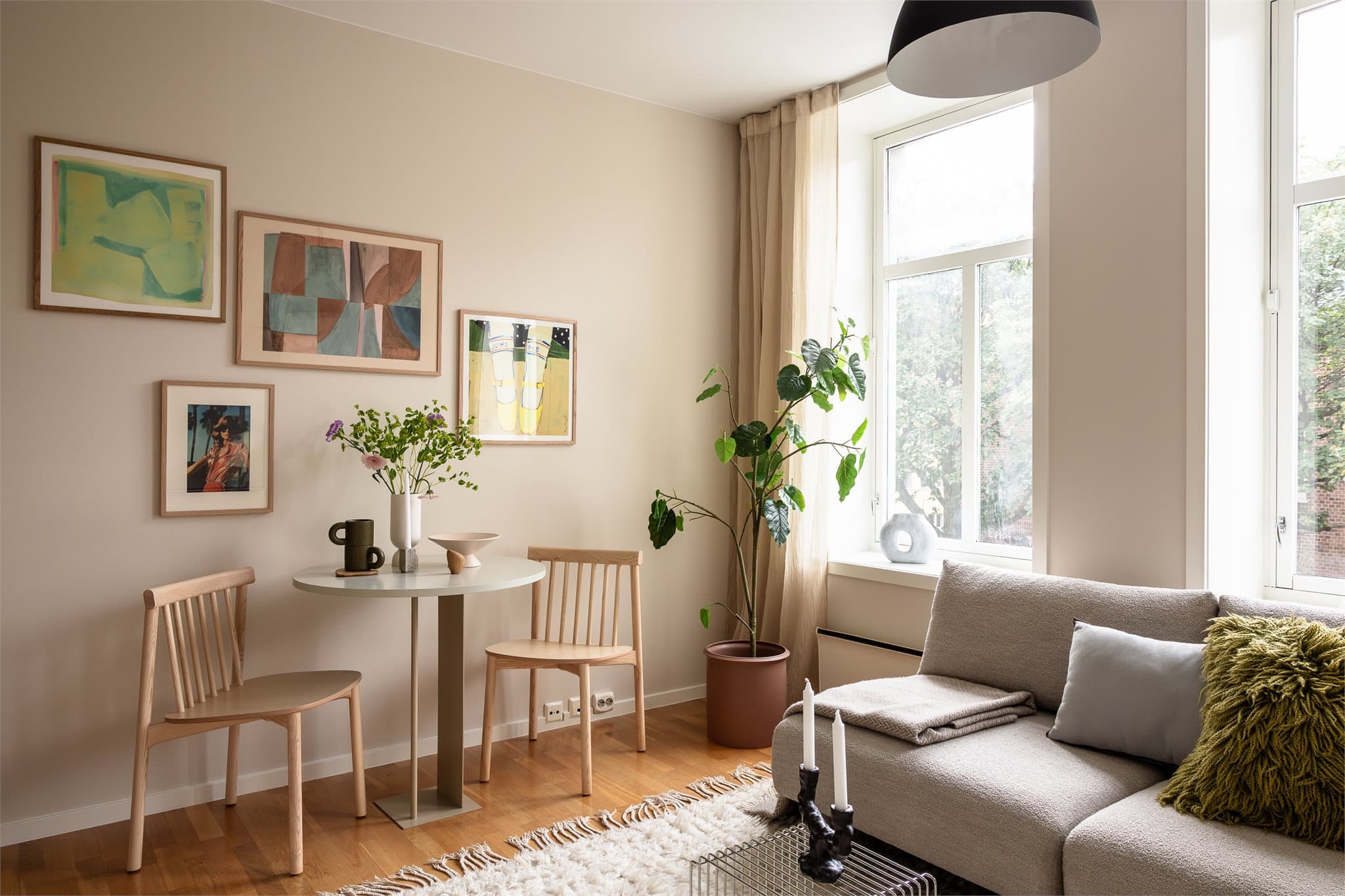 Det er lyse overflater og et slitesterkt parkett-gulv.