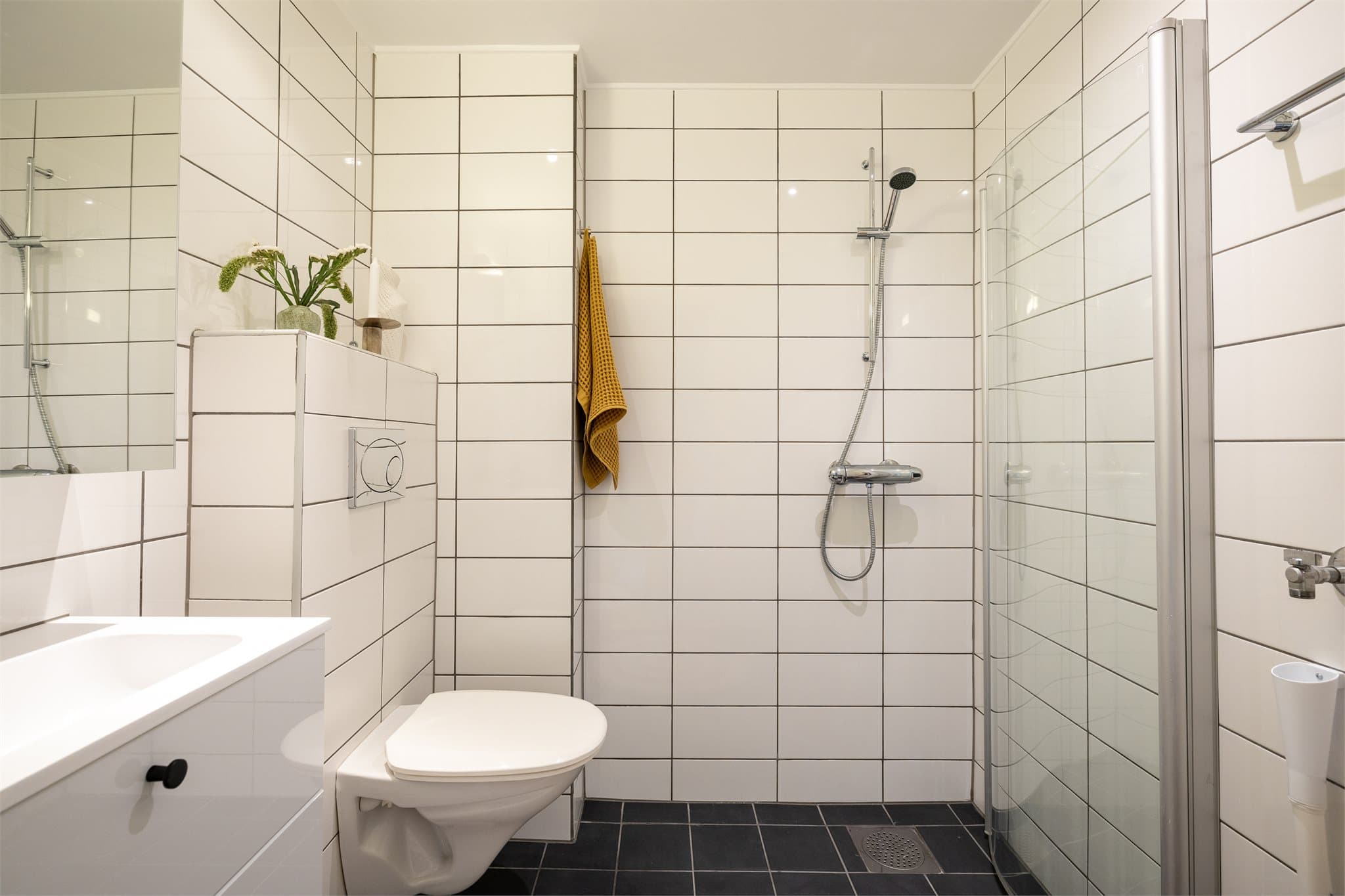 Flislagt baderom med varme i gulvet.