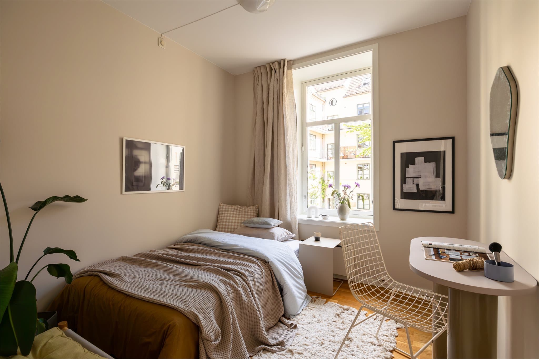 Romslig soverom med god plass til seng, nattbord og annet ønskelig møblement.