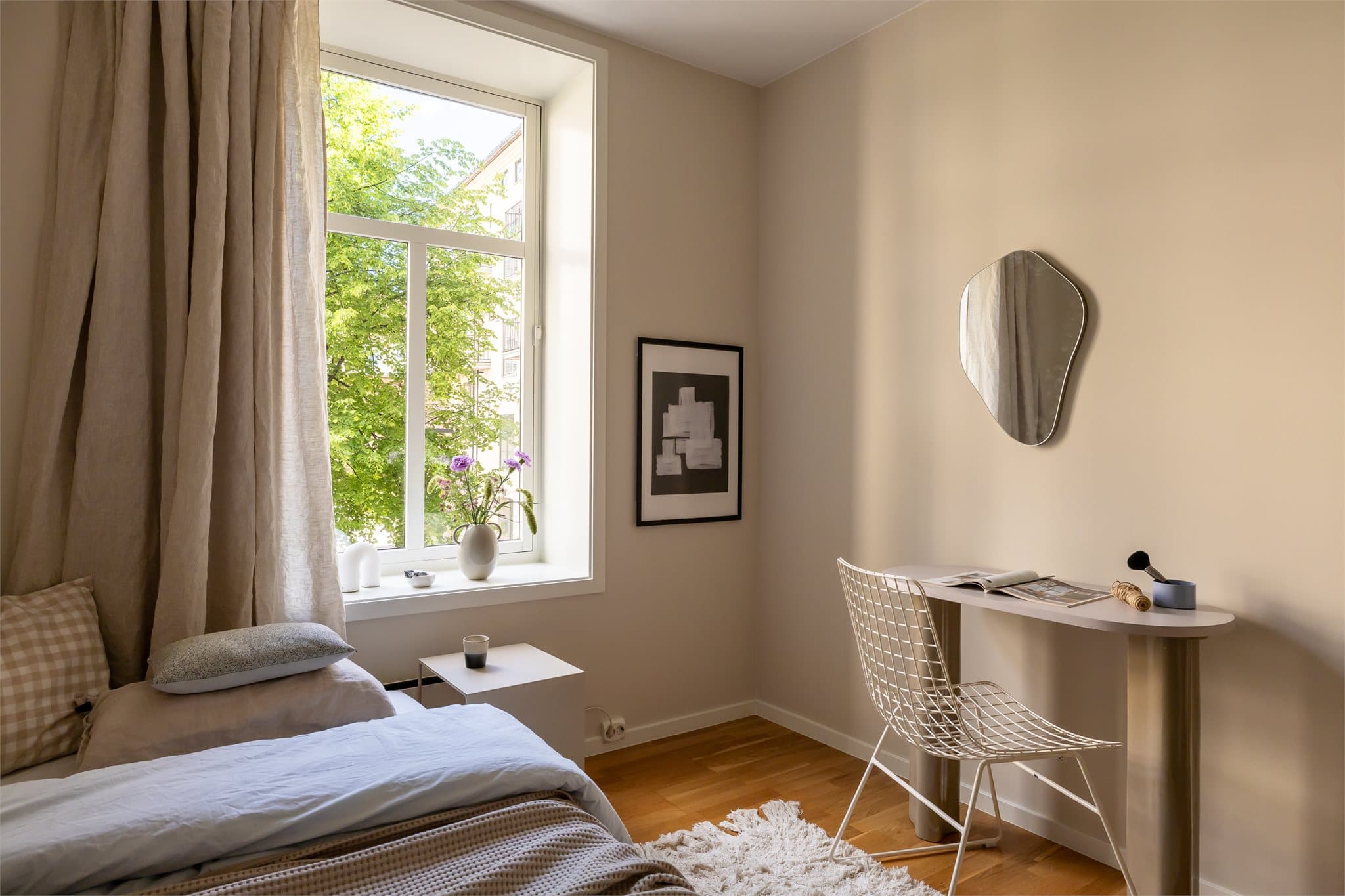 Rommet er vendt mot bakgården.