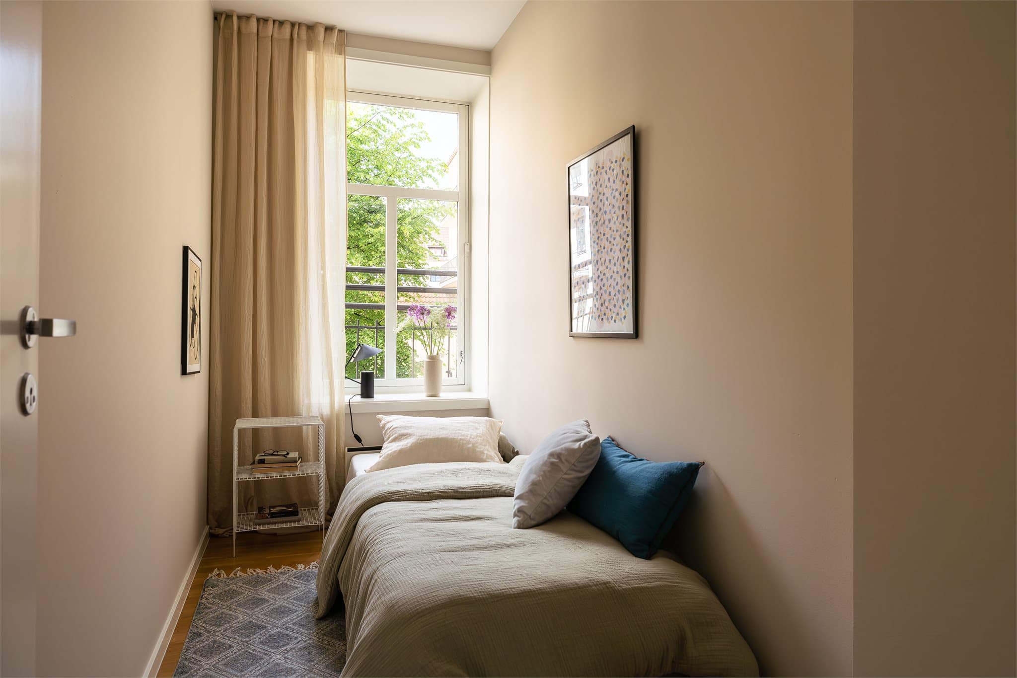 Plass til seng og nattbord.