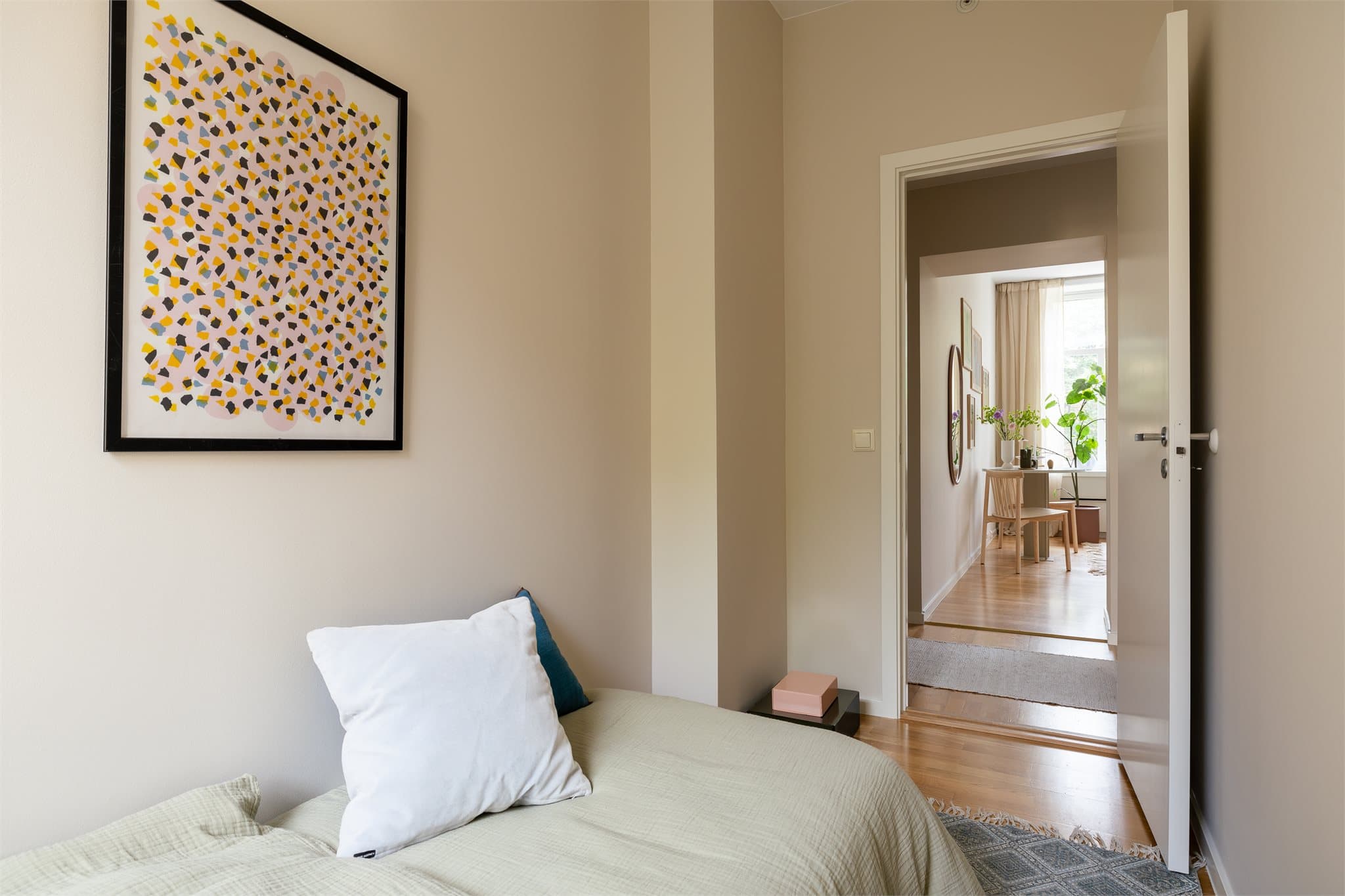 Den gode takhøyden er gjennomgående for leiligheten.