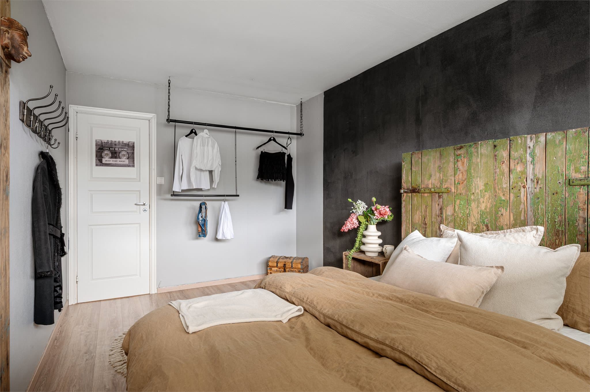 - Rikelig med plass til dobbeltseng, garderobeløsning og øvrig ønsket møblement -