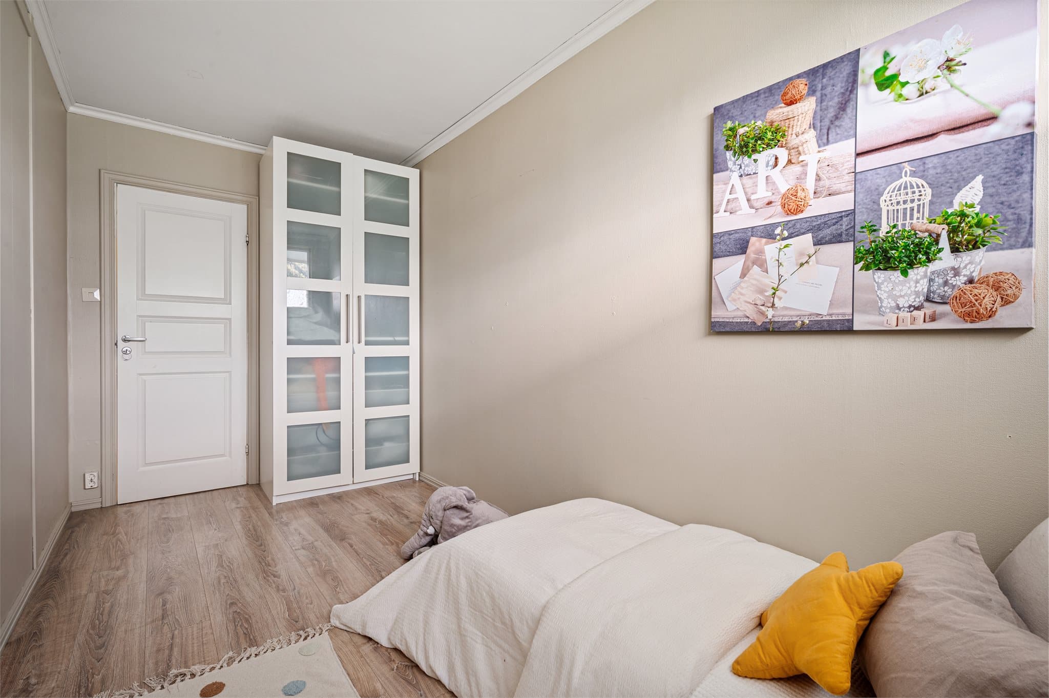 - Merk at leiligheten er malt i gjennomgående like, tidsriktige fargetoner -