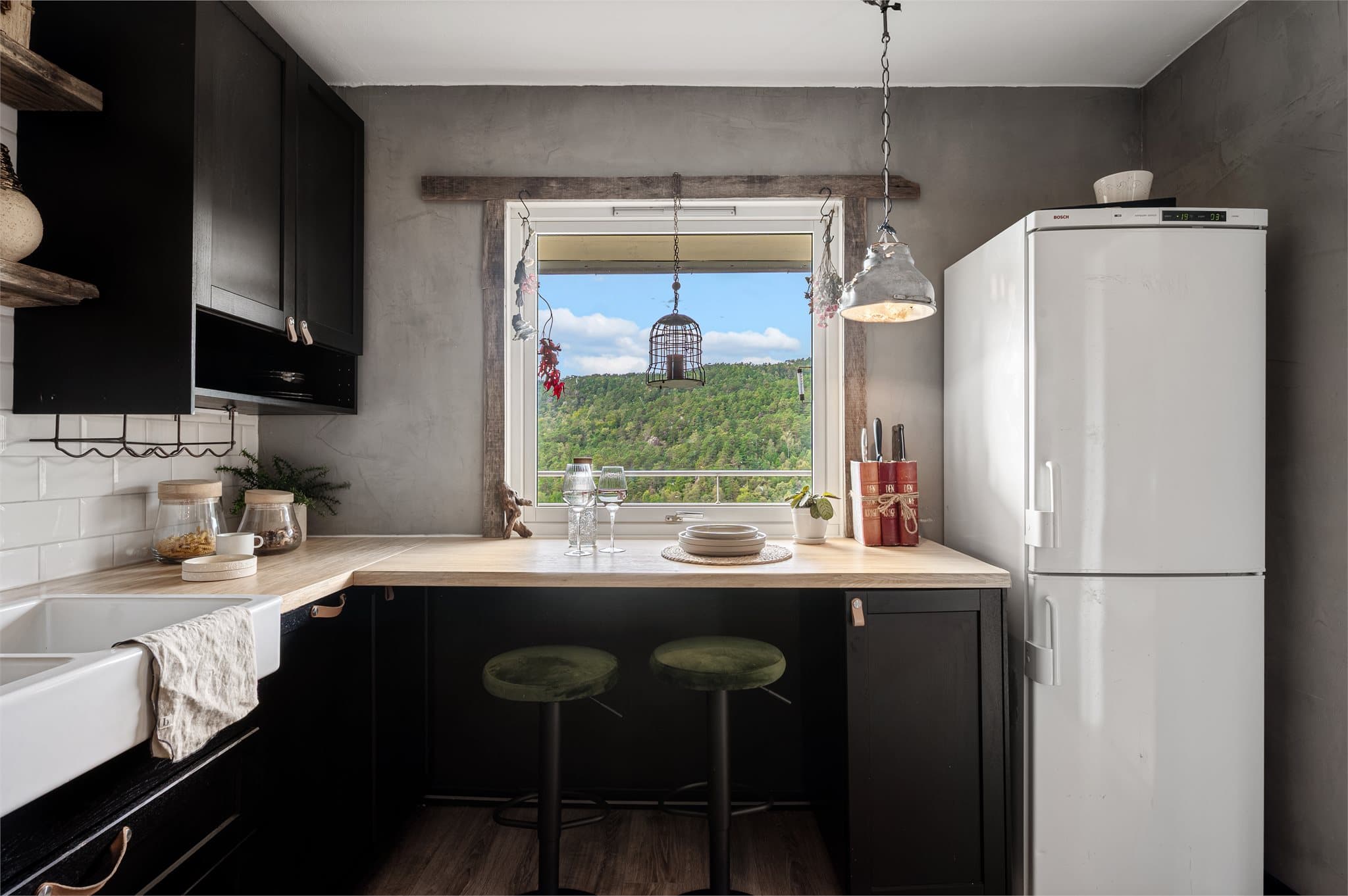 - Rikelig med skap- og benkeplass til glede for husets kokk. -