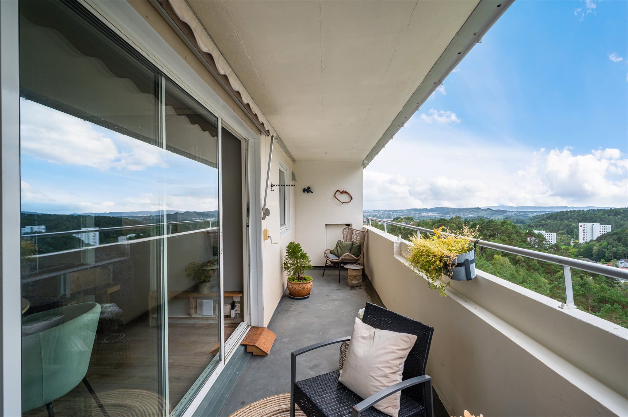 - Med god plass til ønsket utemøblement -