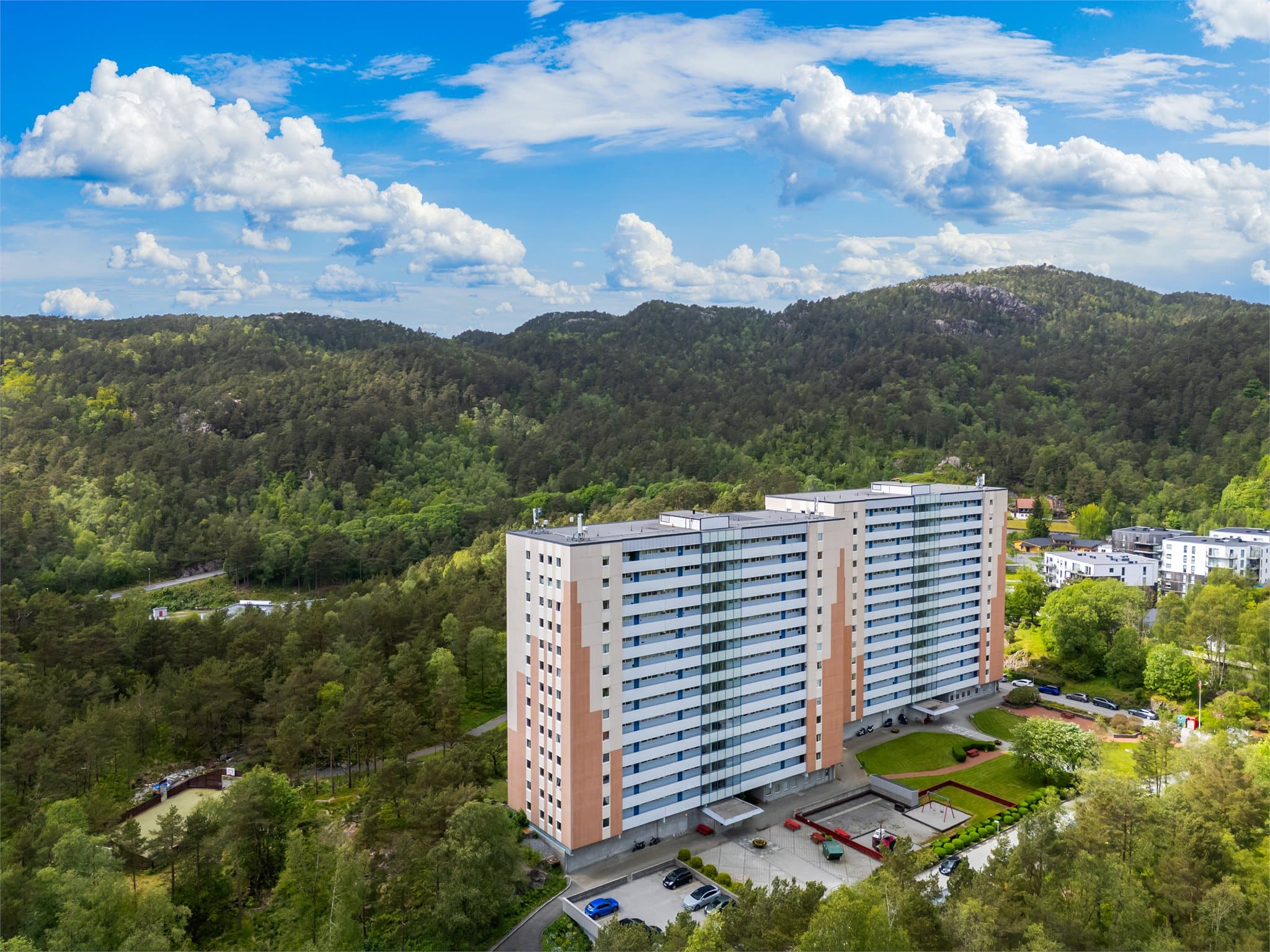 - Fellesarealene er pent opparbeidet og nylig oppgradert med felles lekeplass til glede for barna -