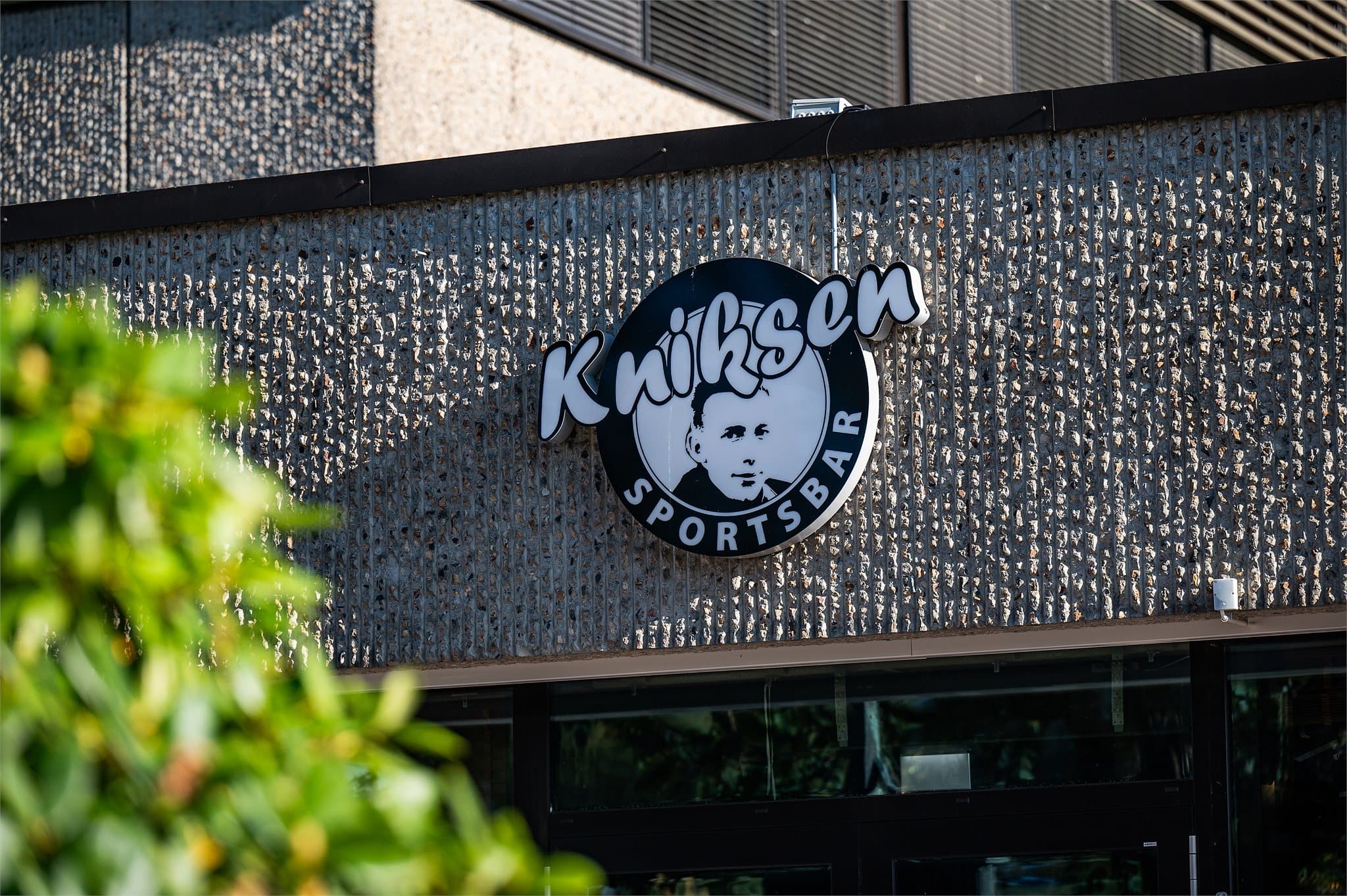 - Også den populære Kniksen sportsbar! -