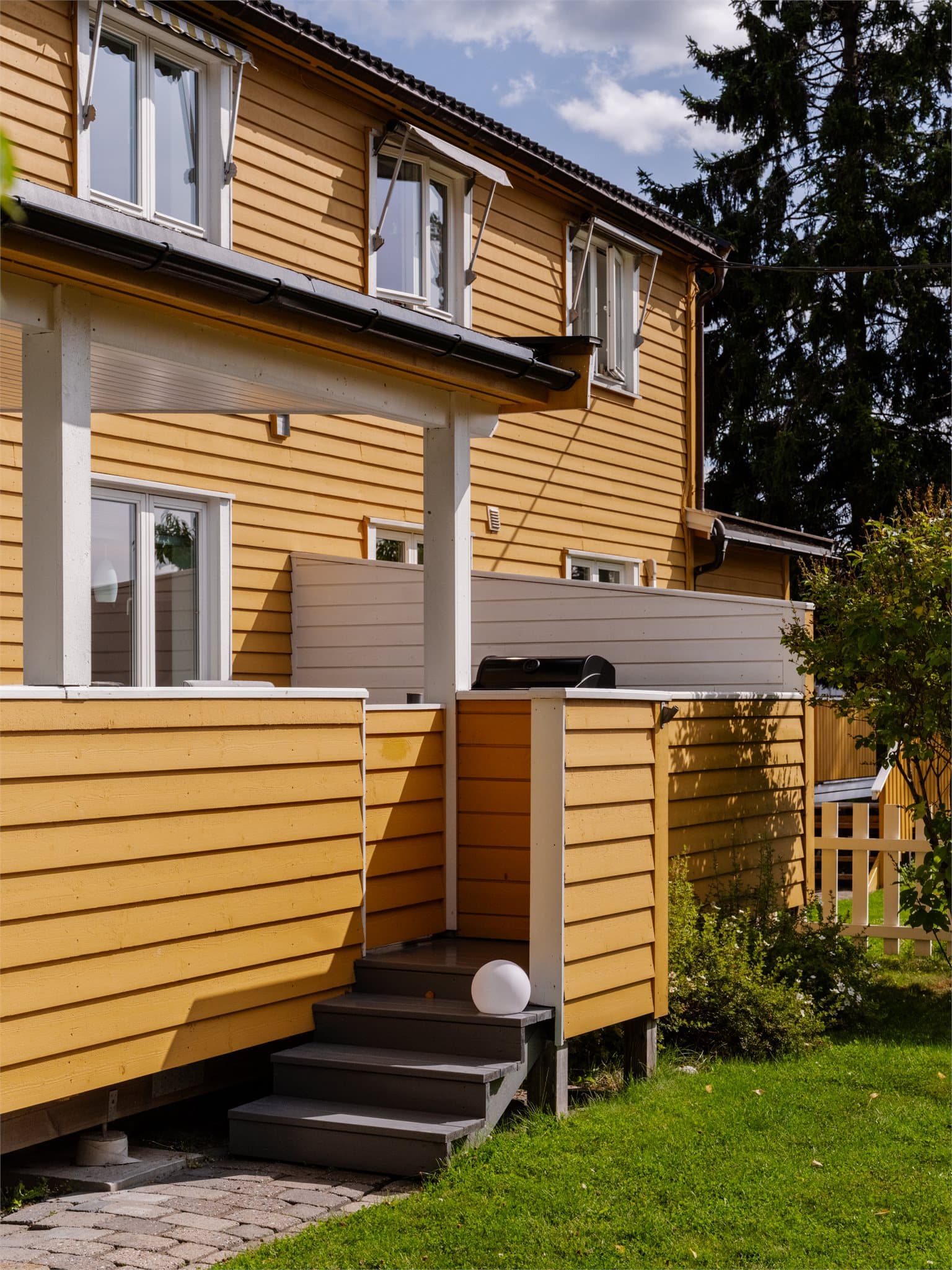 Fra terrassen er det trapp rett ut i hagen