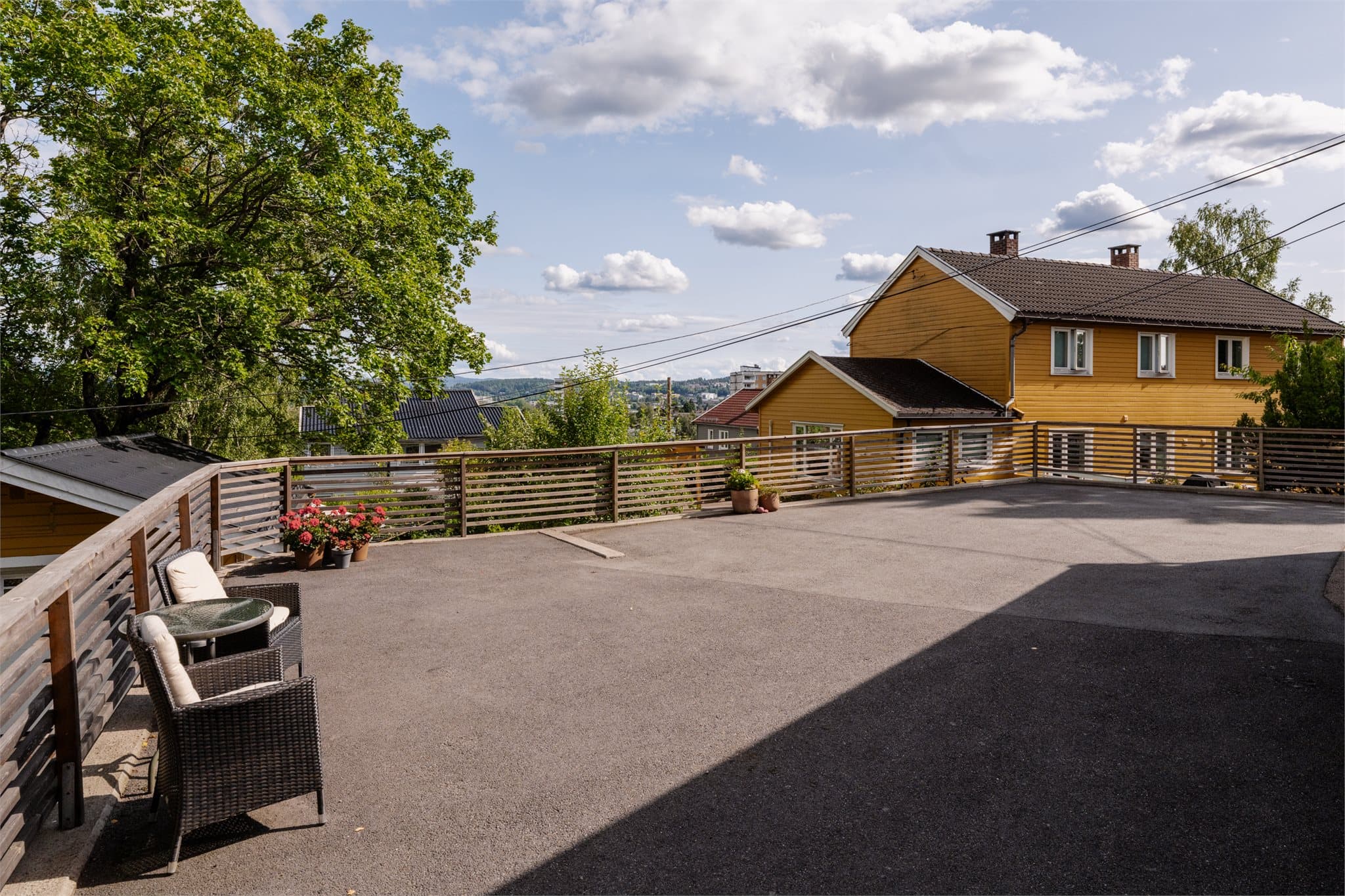 Boligen har en stor biloppstillingsplass til venstre side i tillegg til den romslige garasjen.