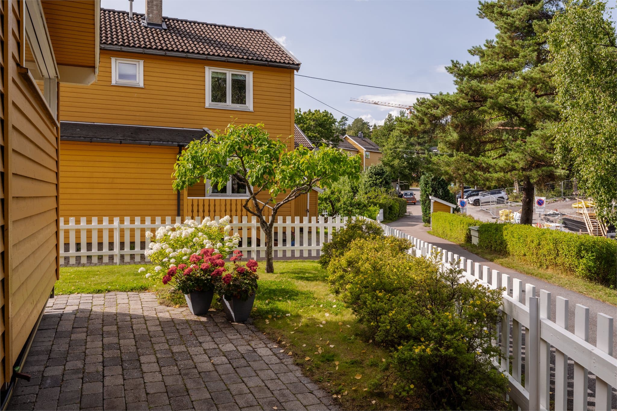 Boligen ligger innerst i blindvei med gjerde rundt tomten så her kan barn og dyr løpe rett ut i hagen.