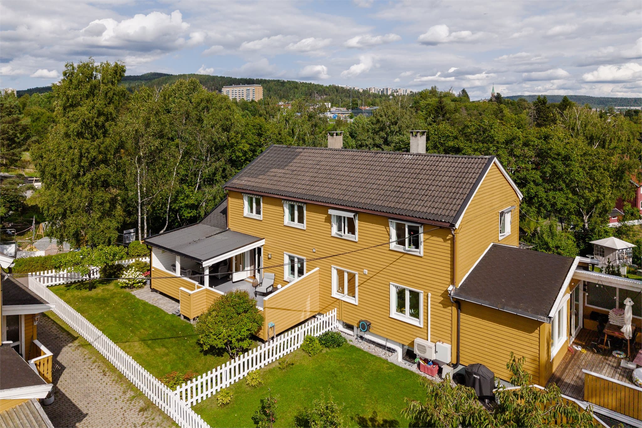 Eiendommen har en romslig og usjenert tomt med få gjenboere, flott utsikt og flere solrike uteplasser.
