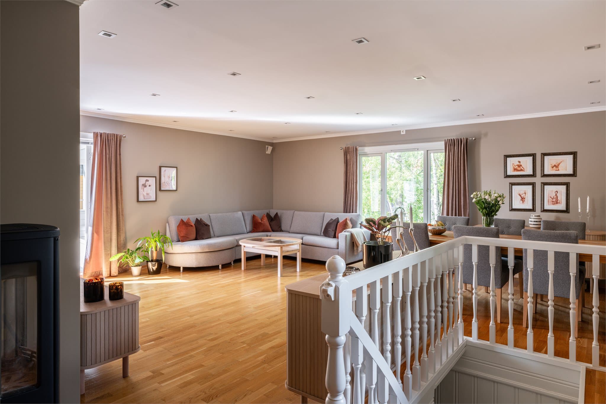 Boligens romslige oppholdsrom på ca. 35 m² byr på god plass til både en stor sofagruppe og spiseplass.