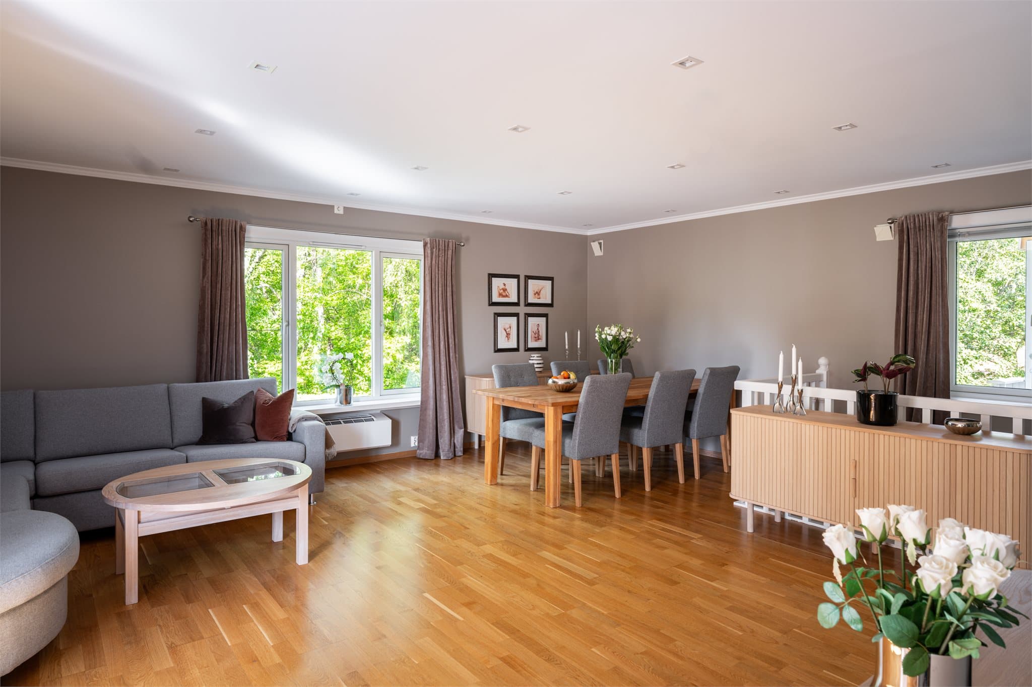 Stuen har god plass til både lounge og et større spisebord - her er det god plass til hele familien og større sosiale lag.