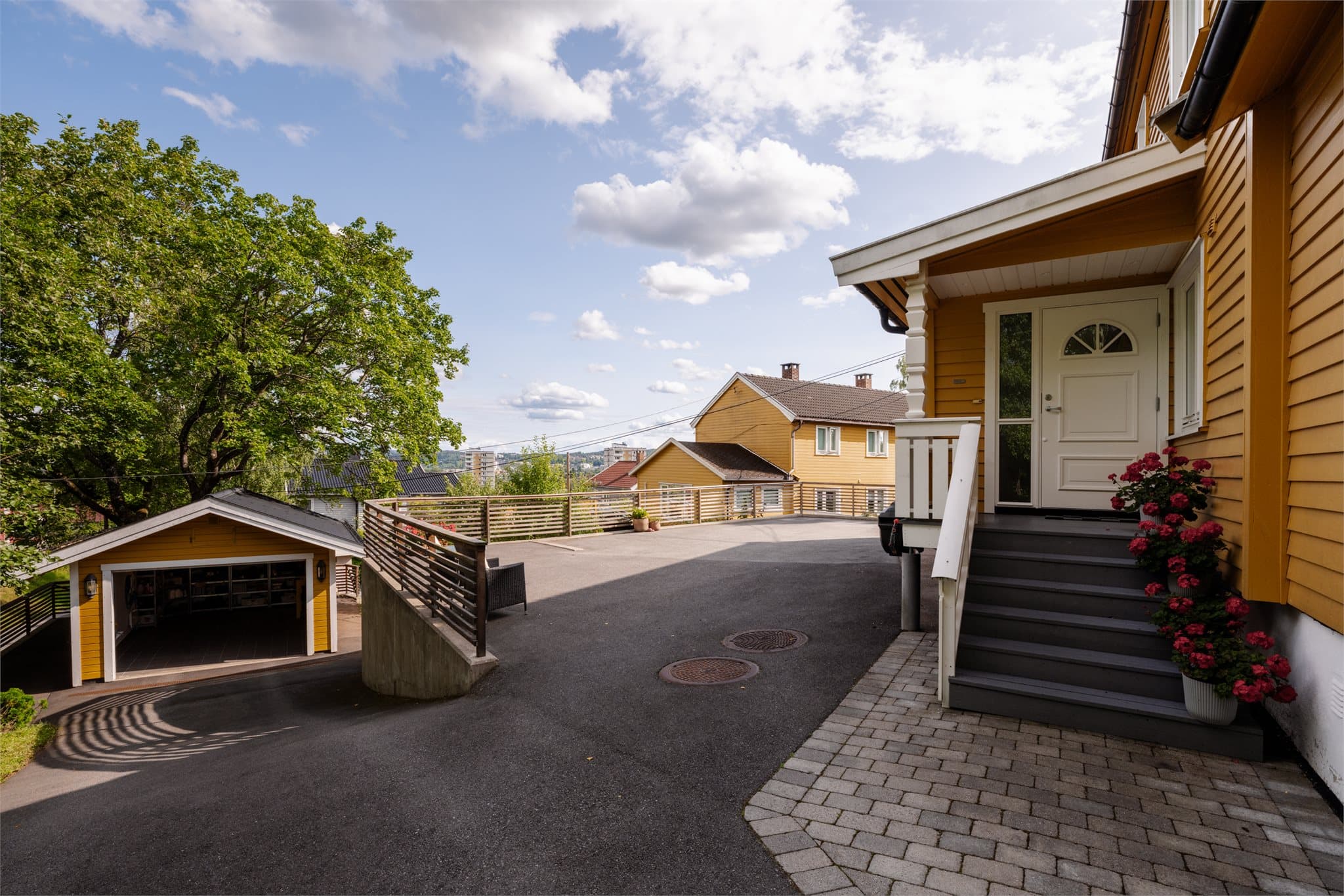 Det er varmekabler i oppkjørselen foran garasjen, samt to parkeringsplasser på egen tomt.