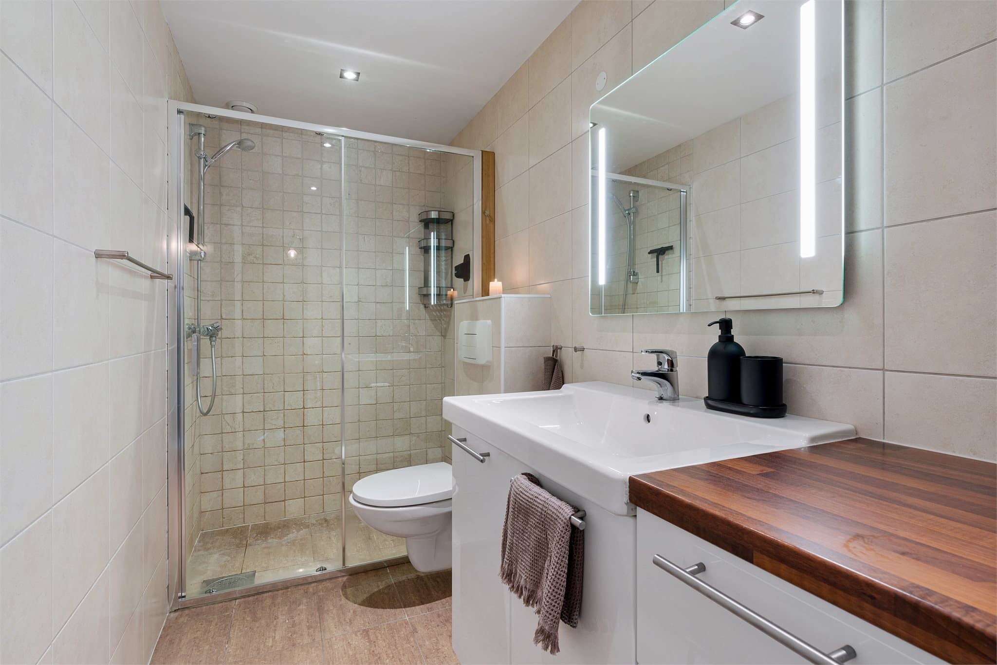 - Lekkert helfliset bad med behagelige varmekabler i gulv -