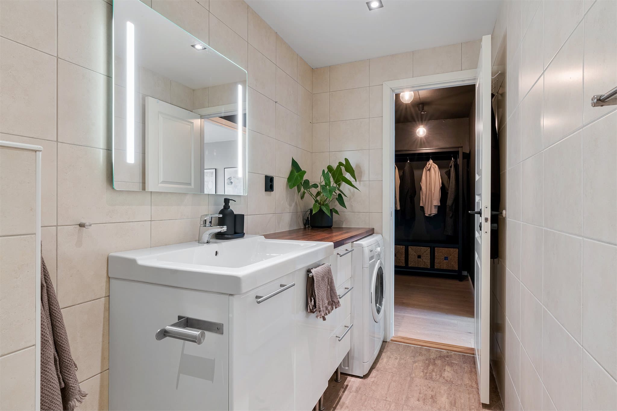 - På badet er det opplegg for vaskemaskin og mye oppbevaring i baderomsmøblement-