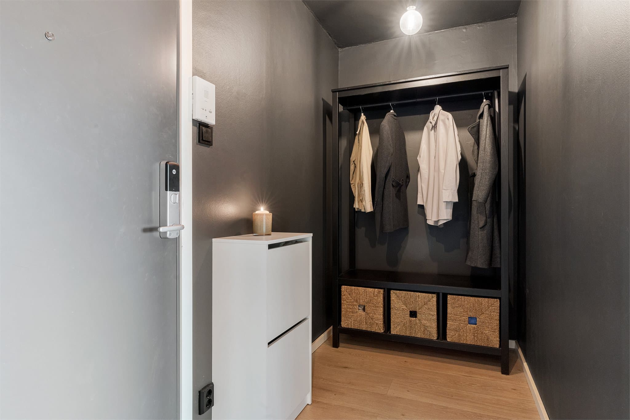 - Innbydende entré på 4,4m² med god plass til oppbevaring av yttertøy og sko -